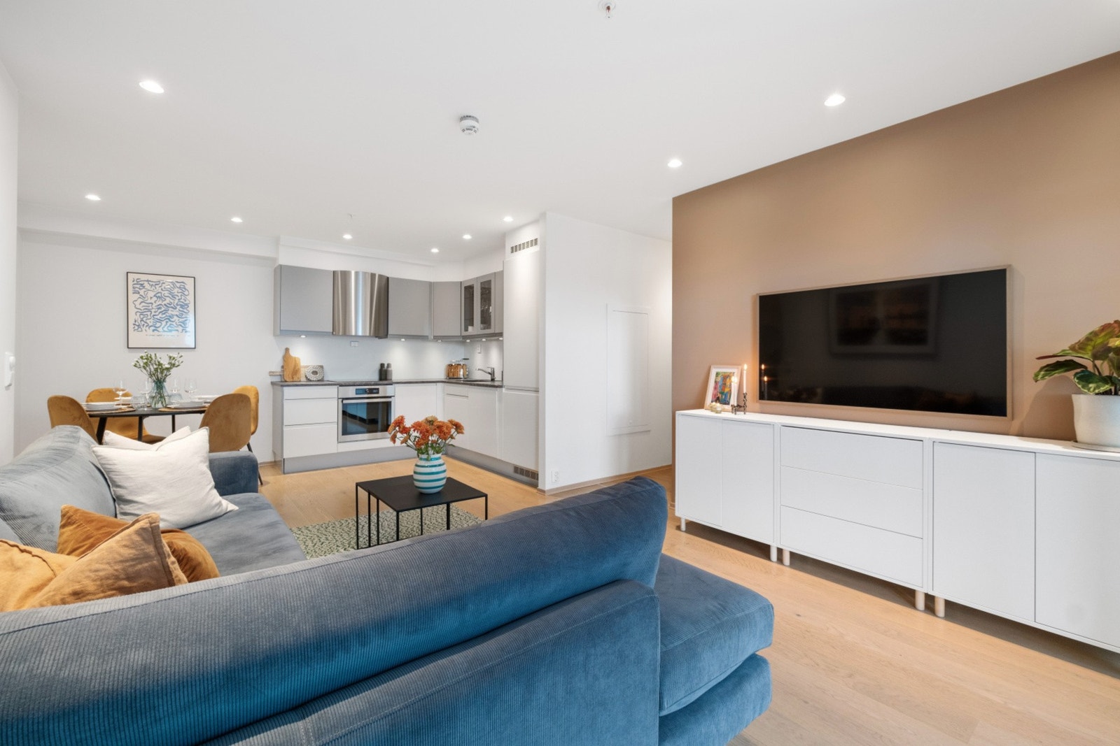 Leiligheten har en åpen stue/kjøkken løsning. Galleribilde