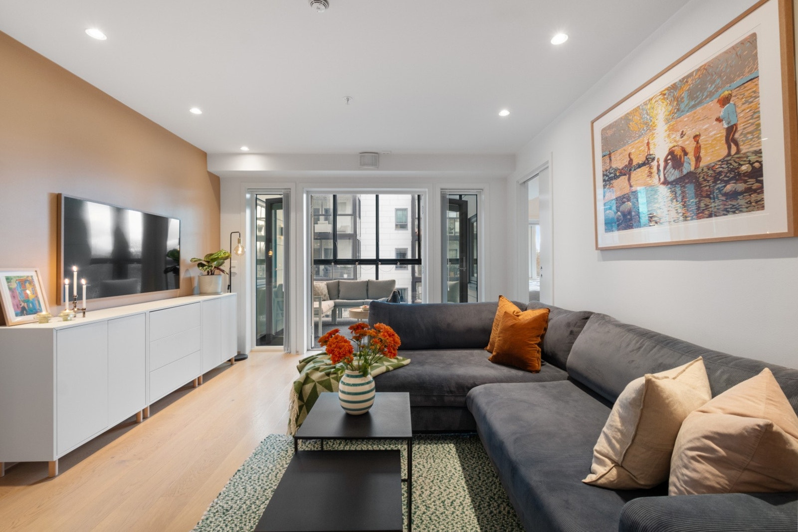 Det er parkett på gulv og malte vegger. Galleribilde