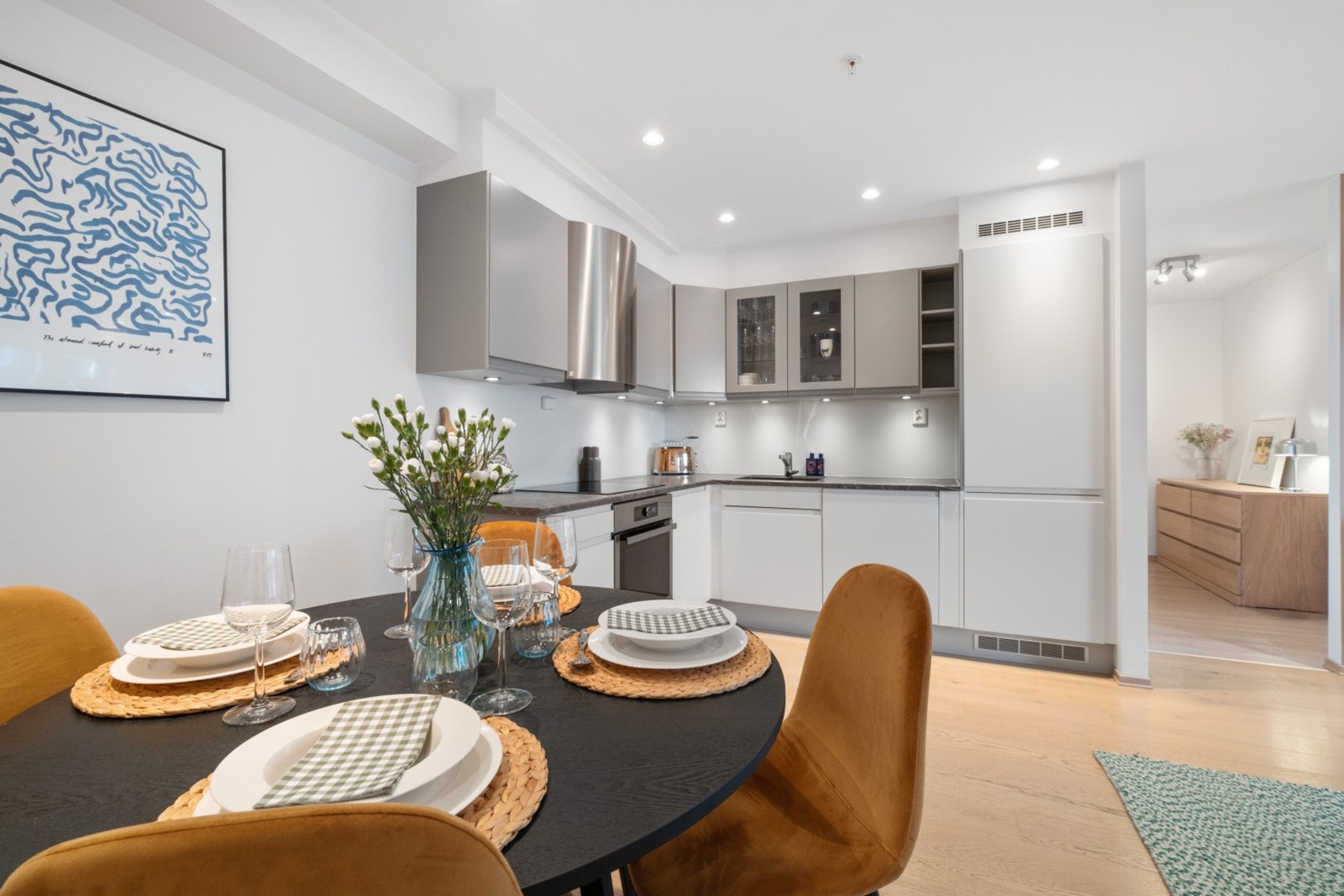 Godt utbygget kjøkken med god skapplass, samt alt av hvitevarer integrert (Stekovn, platetopp, oppvaskmaskin samt kjøleskap med fryser). Galleribilde