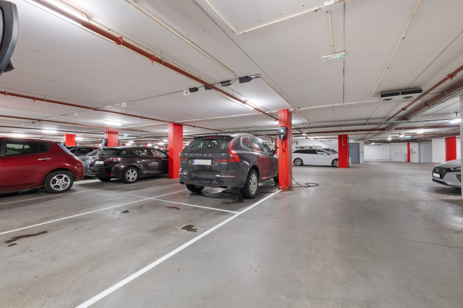 Parkering i kjelleranlegg med etablert el-bil lader. Galleribilde