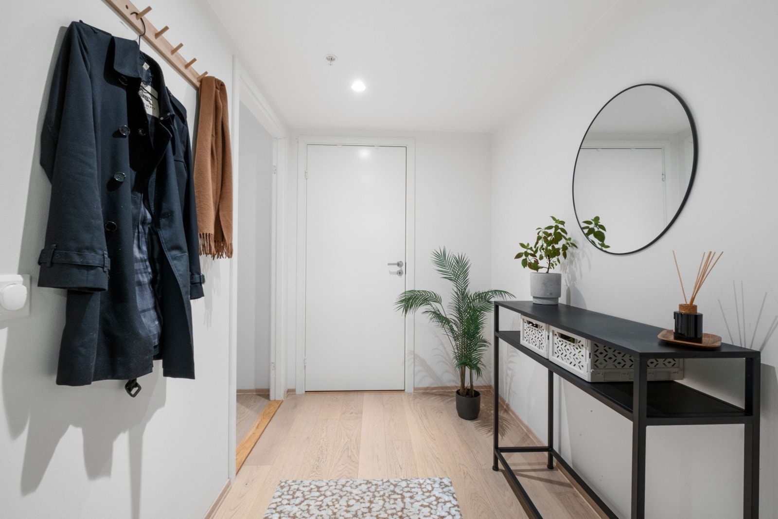 Entré med god plass til å henge fra seg yttertøy og sette fra seg sko - Det er også en svært praktisk bod i tilknytning entréen. Galleribilde