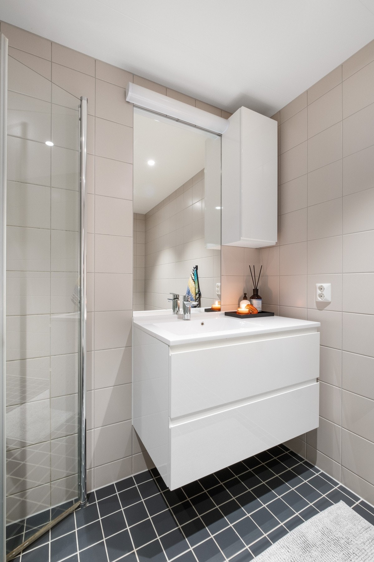 Baderomsinnredningen er svært praktisk med doble skuffer i tillegg til overskap over servanten - opplegg for vaskemaskin. Galleribilde