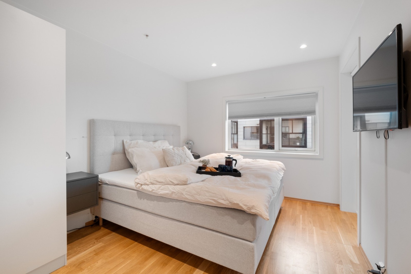 Soverommet er romslig og har god plass til dobbeltseng og garderobeskap. Galleribilde