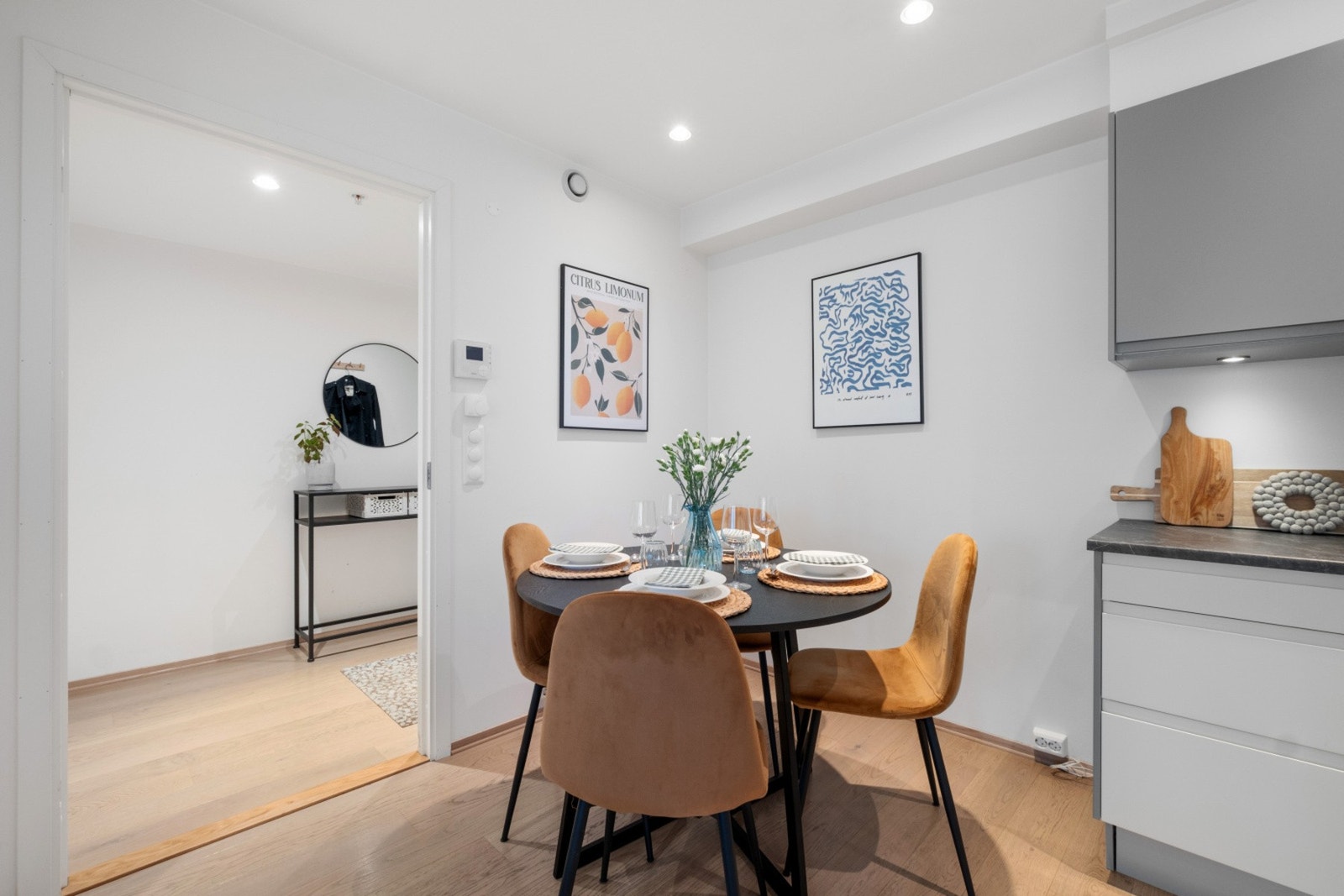 Spisestue ligger i praktisk tilknytning til kjøkkenet. Galleribilde