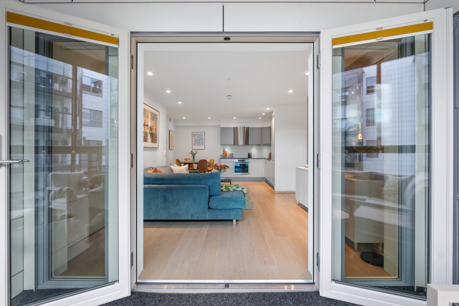 Fra stuen er det adgang til balkongen via doble dører. Galleribilde