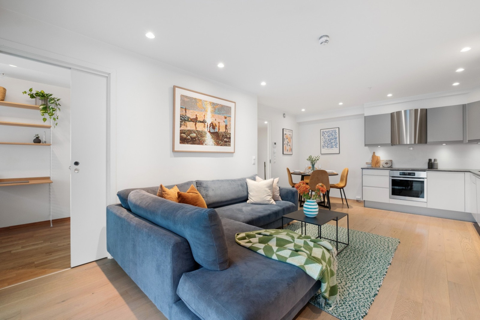 Det er god plass til både sofa- og spisegruppe. Galleribilde