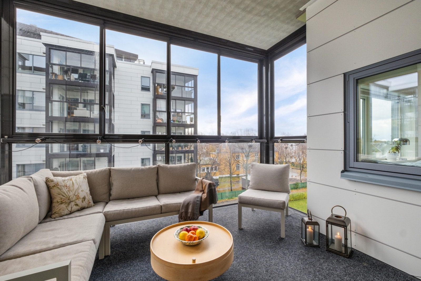 Den innglassede balkongen fungerer som en praktisk forlengelse av stuen. Galleribilde