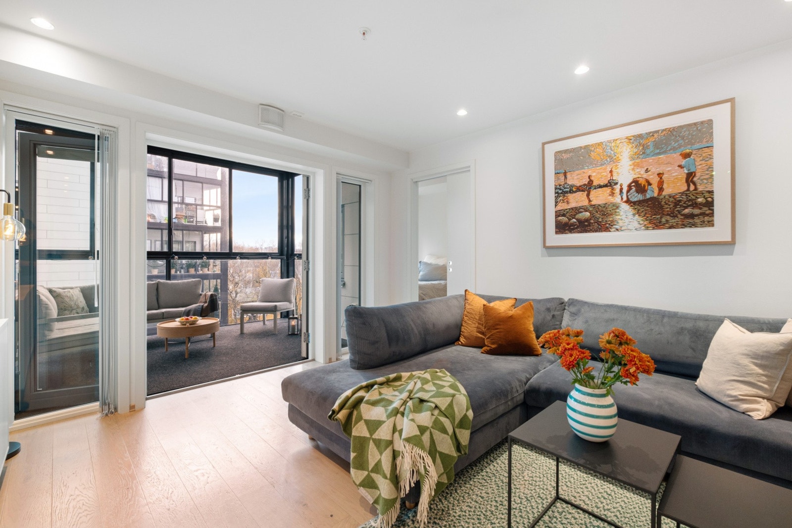 Fra stuen er det videre adgang til den innglassede balkongen via doble dører. Galleribilde