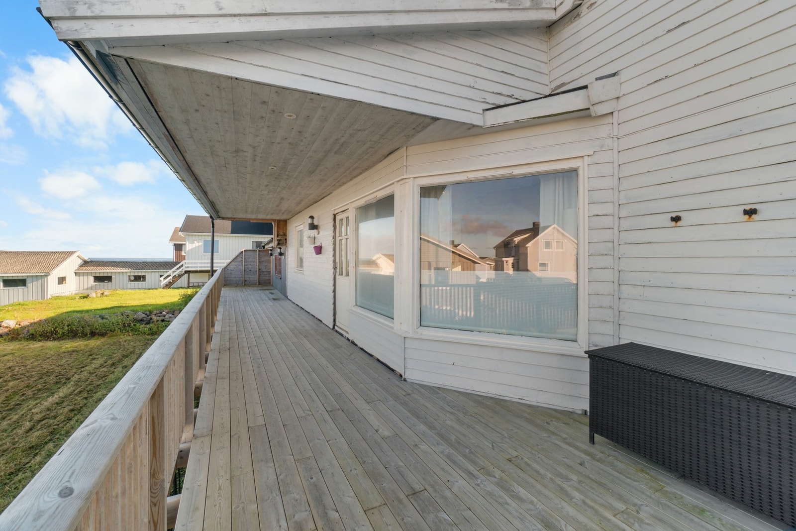 Inngangspartiet mot nord er delvis takoverbygd. Galleribilde