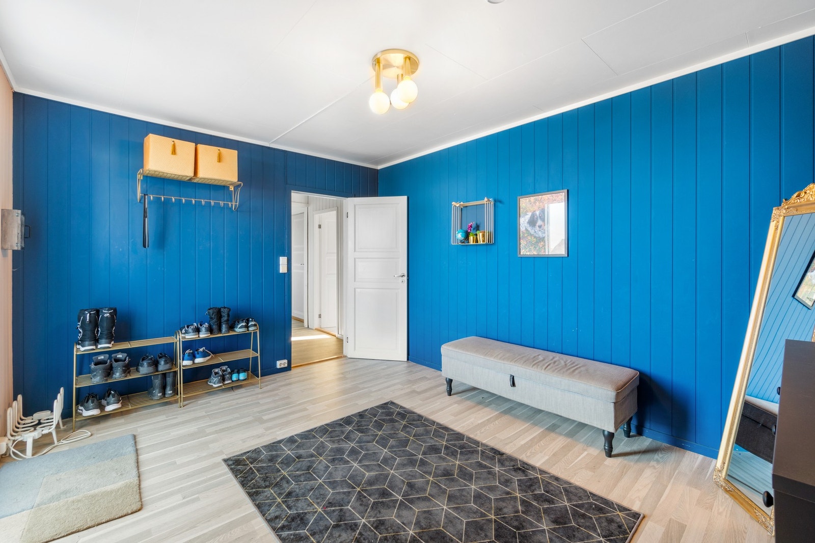 Romslig vindfang med god plass til praktiske oppbevaringsløsninger. Galleribilde