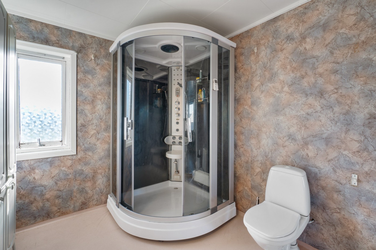 Her er det dusjkabinett, toalett, stor innredning med belyst overspeil. Galleribilde