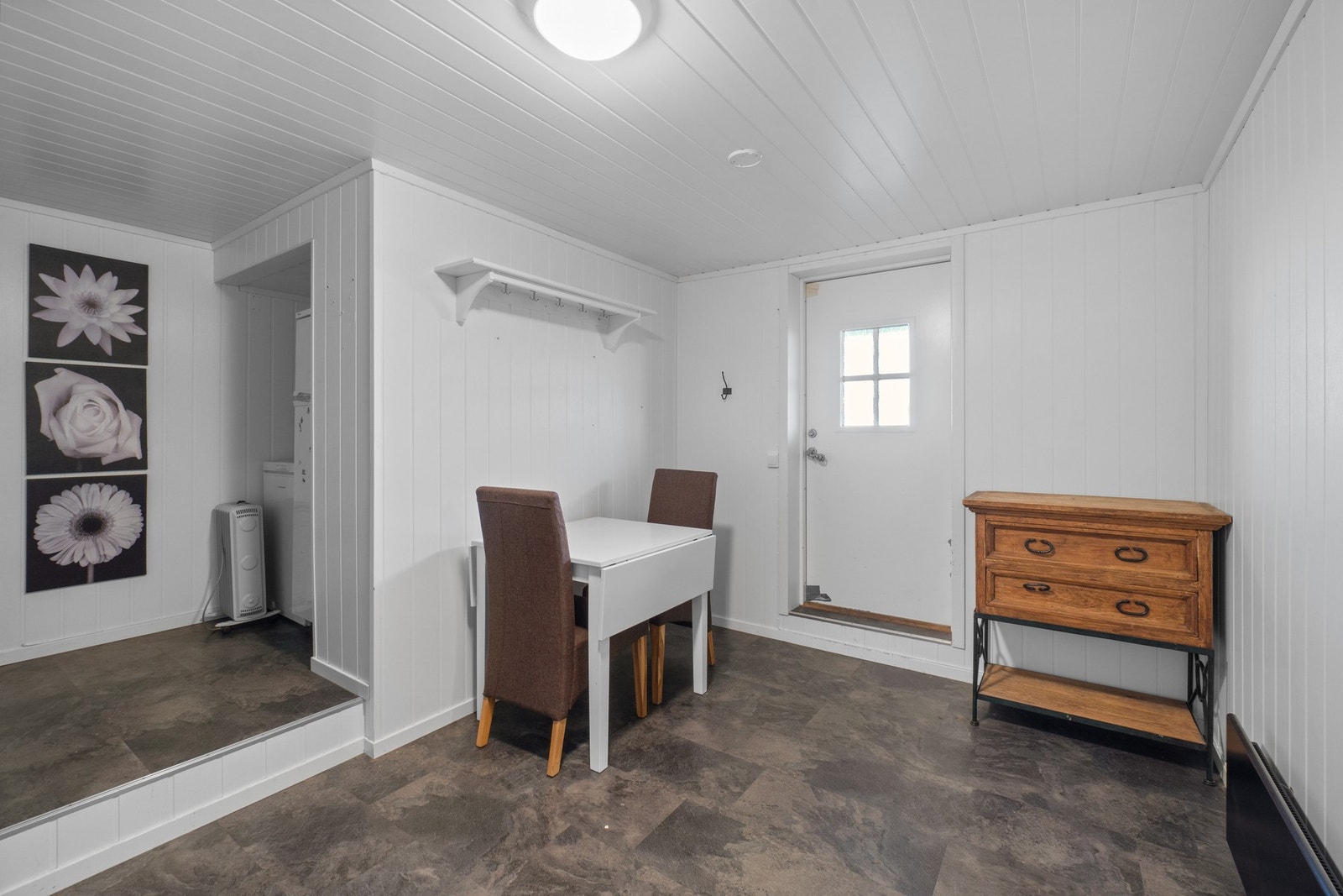 Kjelleren inneholder flere blant annet vaskerom, "soverom" og flere boder. Galleribilde