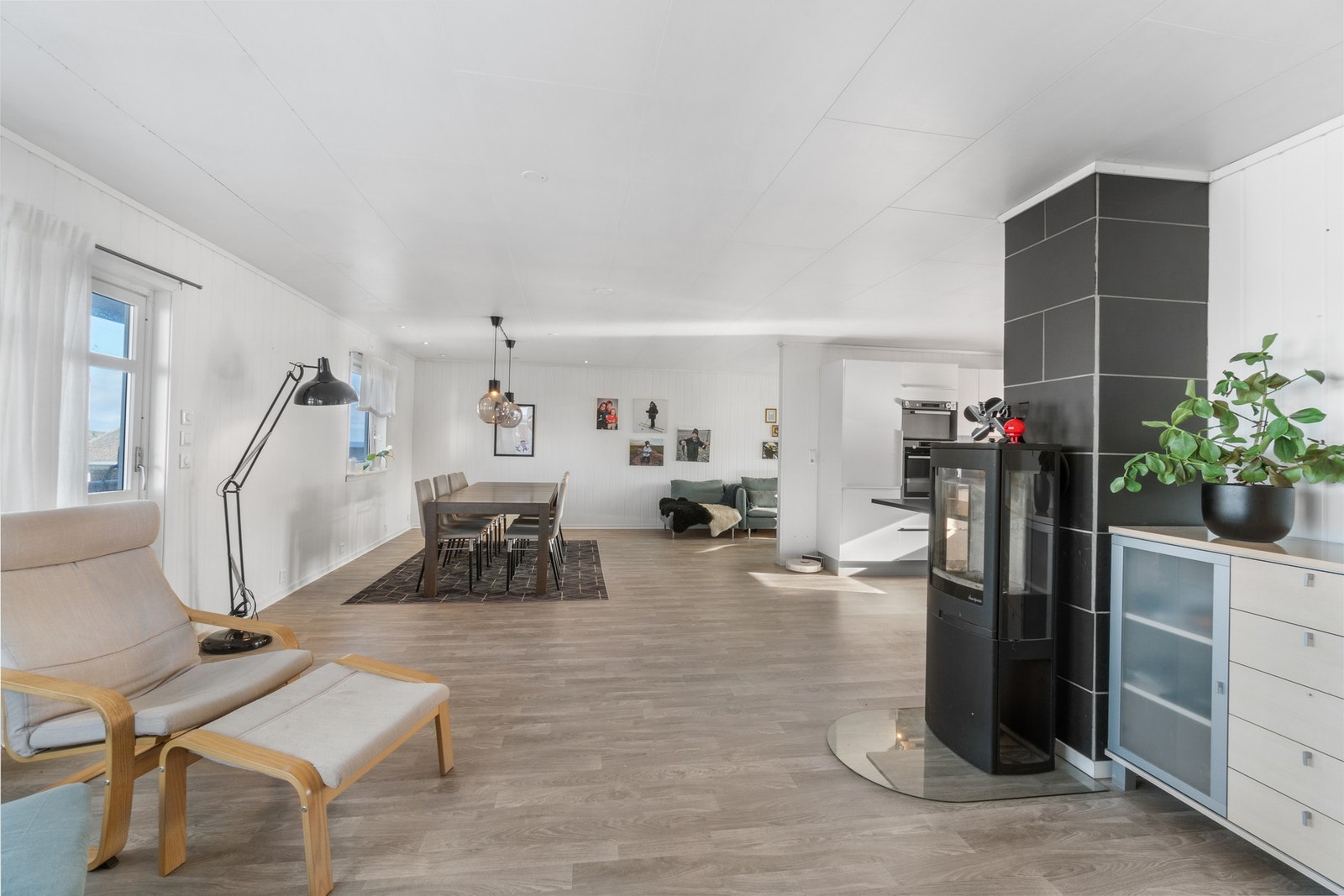 Velkommen inn! Stuen er svært romslig og ligger i delvis åpen løsning til kjøkkenet. Galleribilde