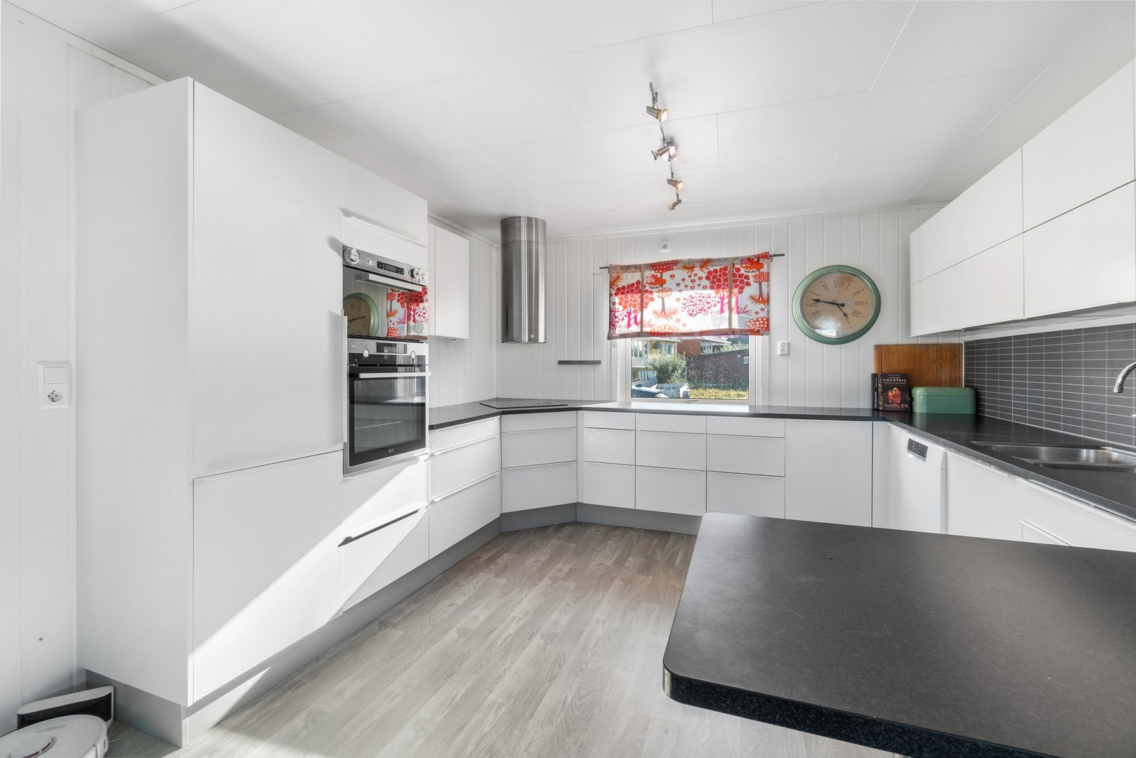 Kjøkkenet har god skap- og benkeplass slik at man enkelt kan holde orden i ting og tang Galleribilde