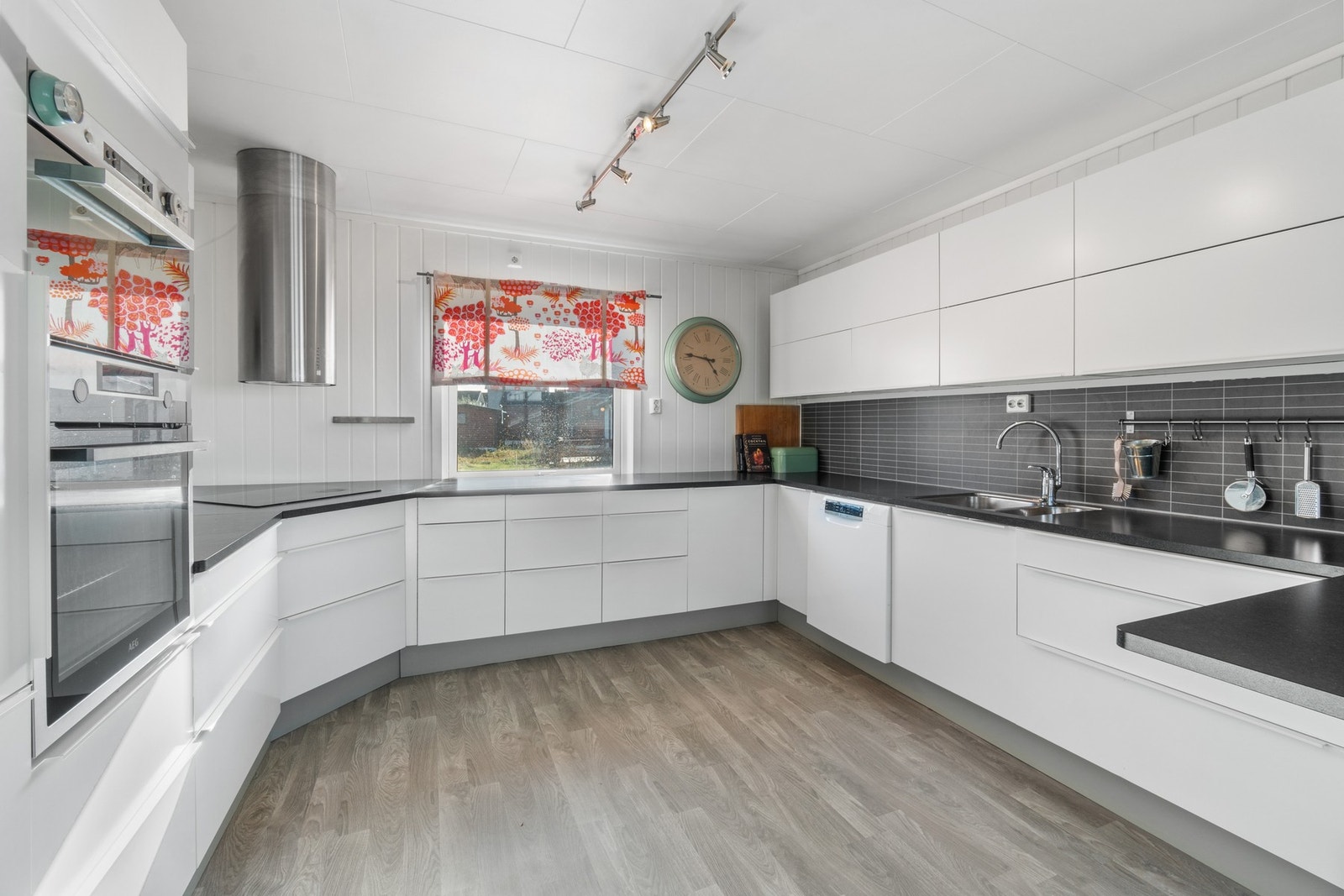 Her er det integrerte hvitevarer og en praktisk kjøkkenbenk for ekstra benkeplass. Galleribilde