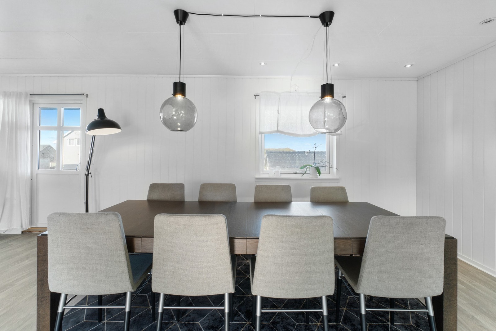 Her er det plass til spisebord med plass til hele storfamilien Galleribilde