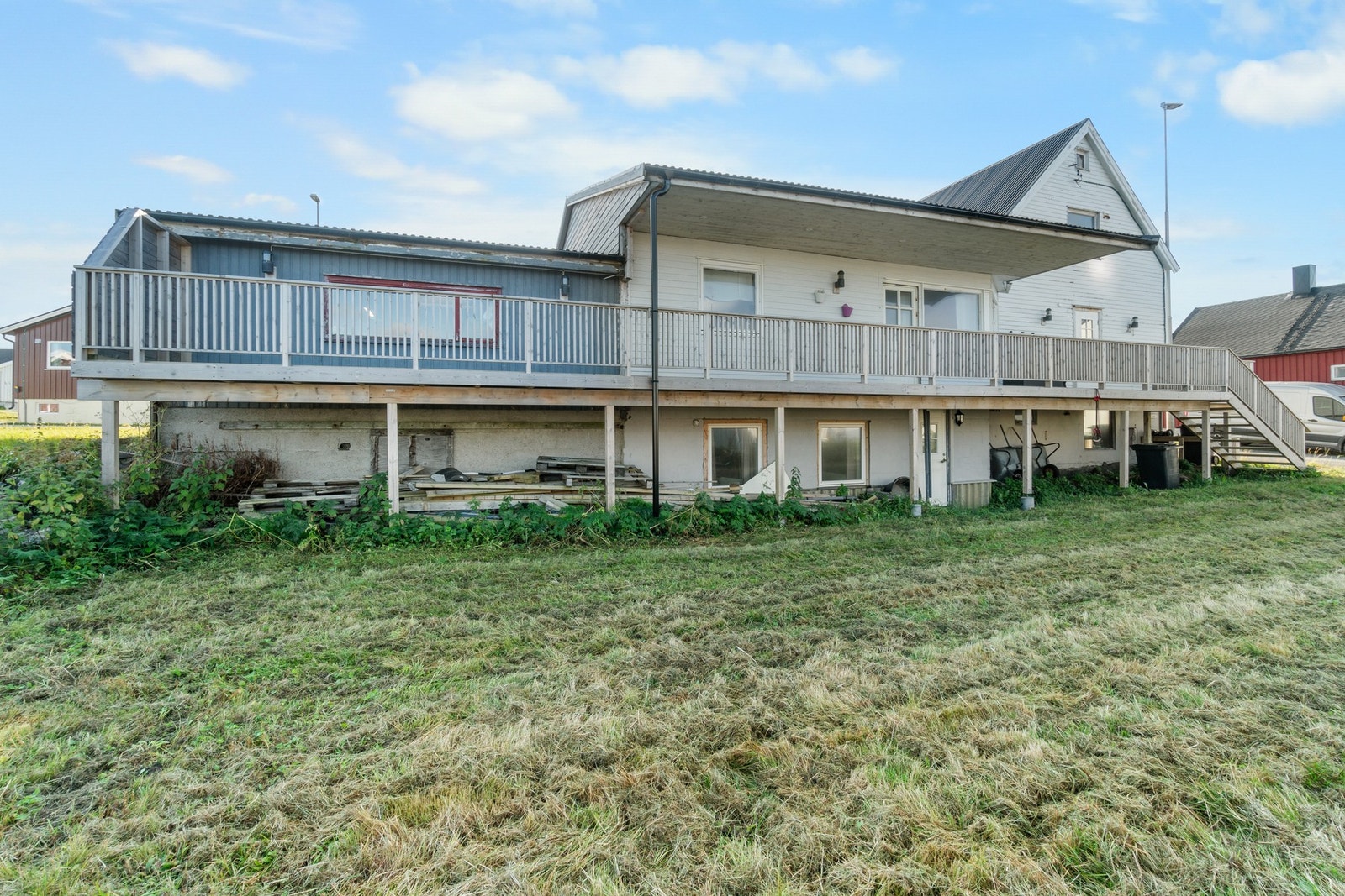 Huset går over 3 plan og har garasje. Galleribilde