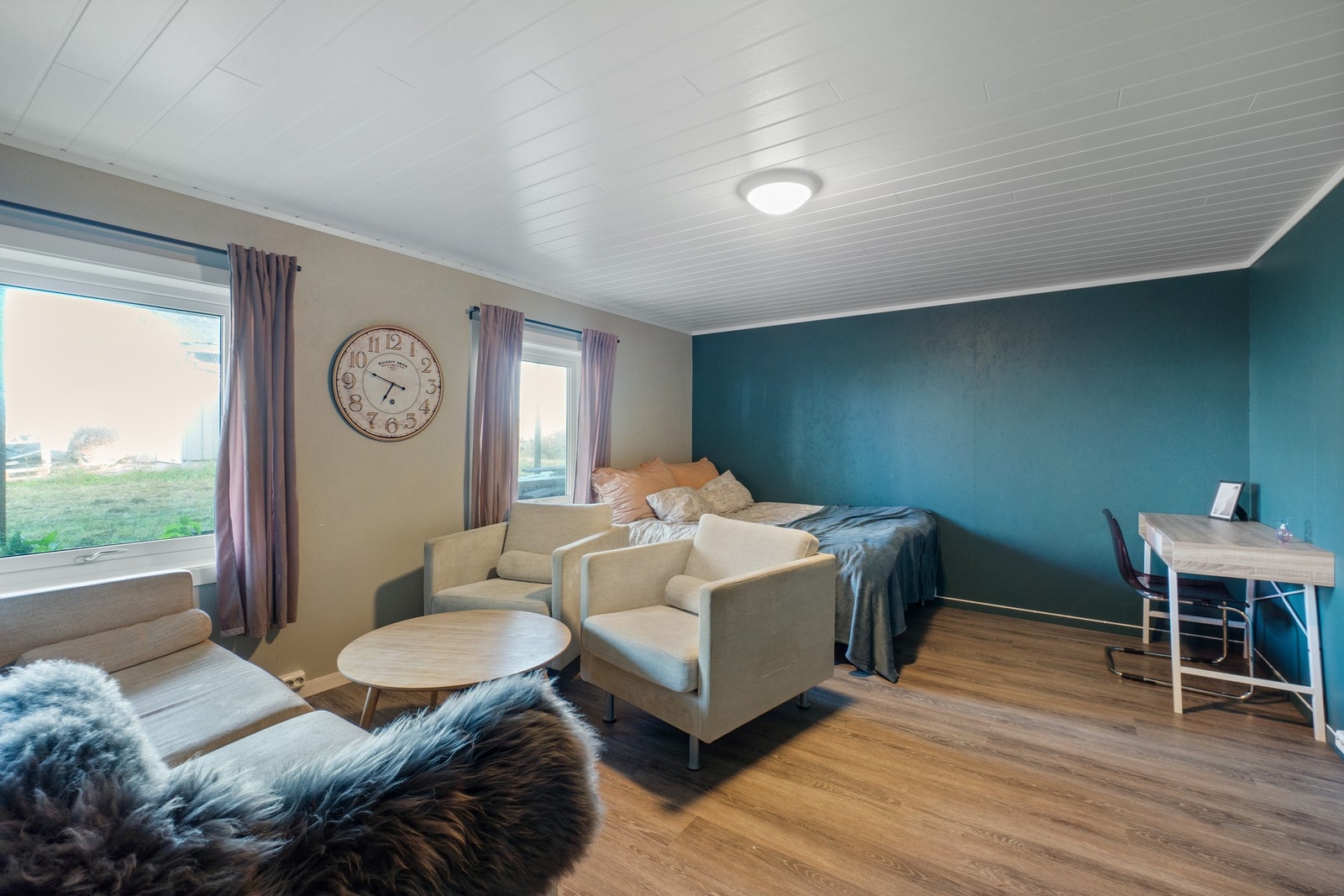 Ifølge kommunen finnes det ikke byggetegninger av kjelleren, derfor er det usikkert hva som er godkjent av rominndelingen. Galleribilde