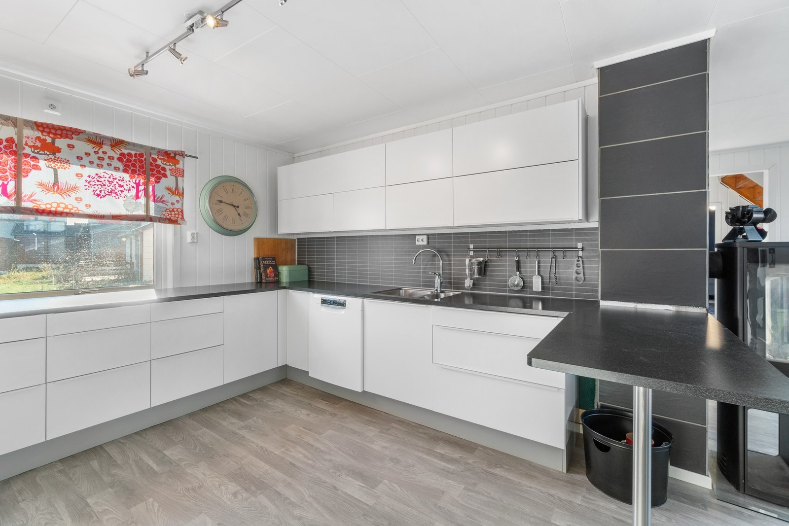 Åpent kjøkken med barløsning mot stuen - perfekt for sosial matlaging! Her kan barna gjøre lekser mens du lager middag, og du har alltid kontakt med gjester eller familien Galleribilde