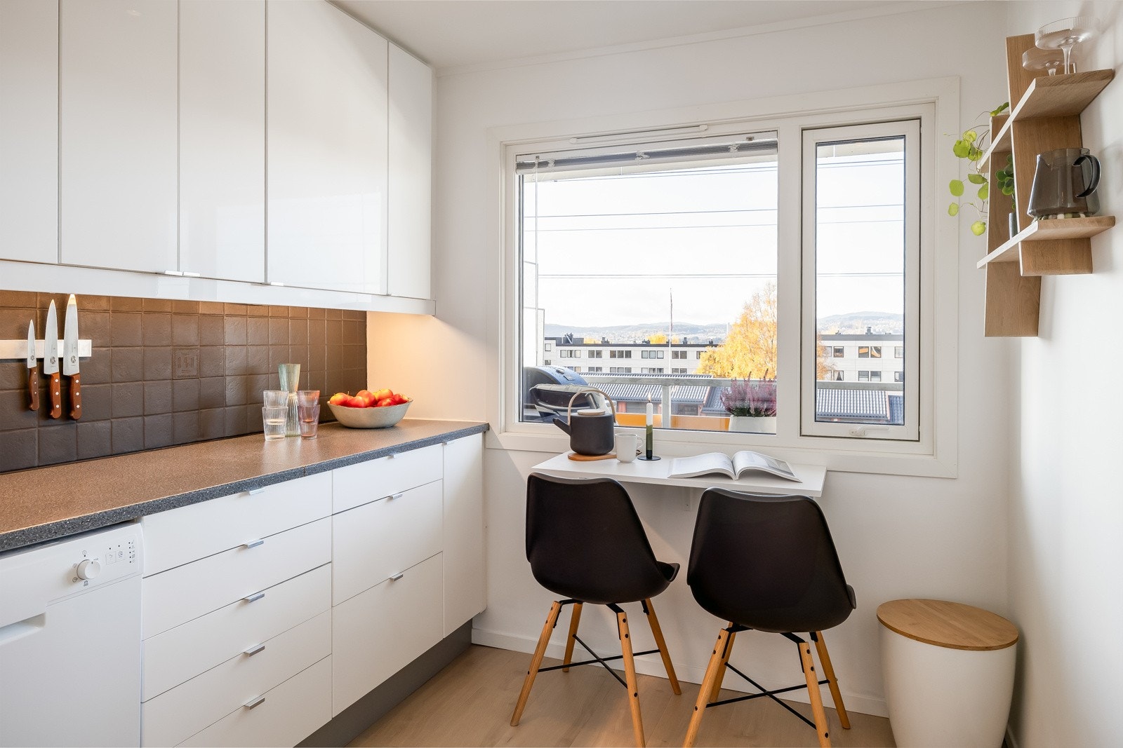 Flott kjøkkeninnredning med glatte fronter og laminert benkeplate. God skap- og benkeplass. Galleribilde