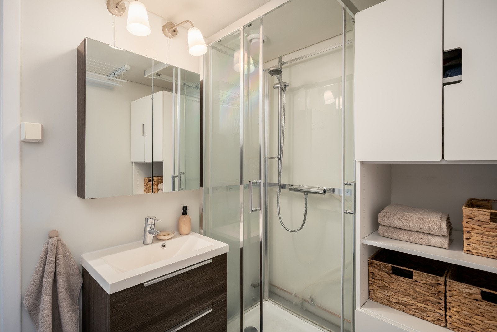 Badet er utstyrt med dusjkabinett, servant på servantskap og uttak til vaskemaskin. Ventileres med mekanisk avtrekk. Galleribilde