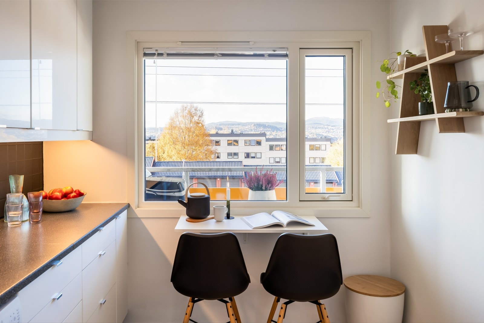 Trivelig frokostbord, hvor man kan nyte frokosten med flott utsikt. Galleribilde