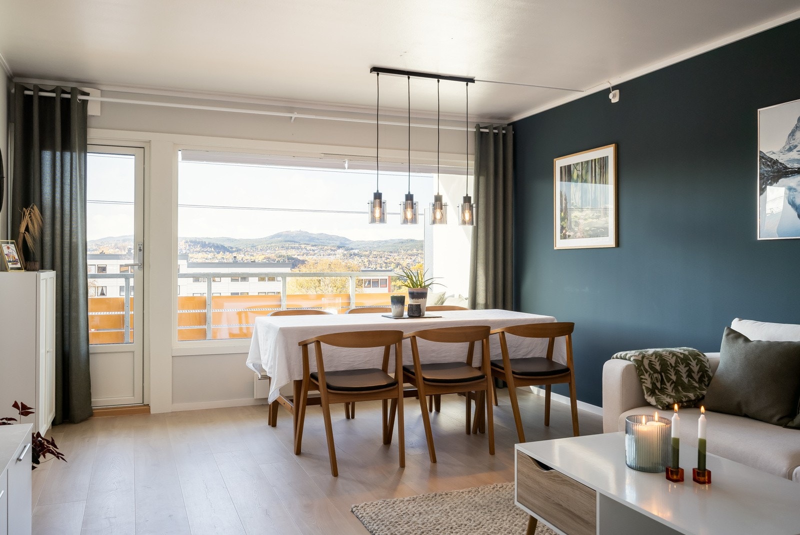 Den romslige stuen utgjør ca. 25,5 kvm, med god plass til både sofa og spisebord. Utstrakte vindusflater som gir rikelig med natutlig lys inn i stuearealet. Galleribilde