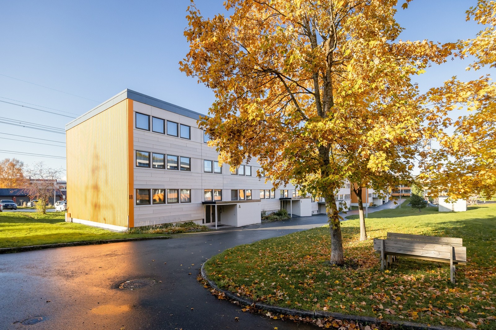 Nabolaget grenser til Nardo i vest og Risvollan i sør, og ligger godt tilrettelagt med familievennlige fasiliteter som lekeplass og ballbaner. Galleribilde