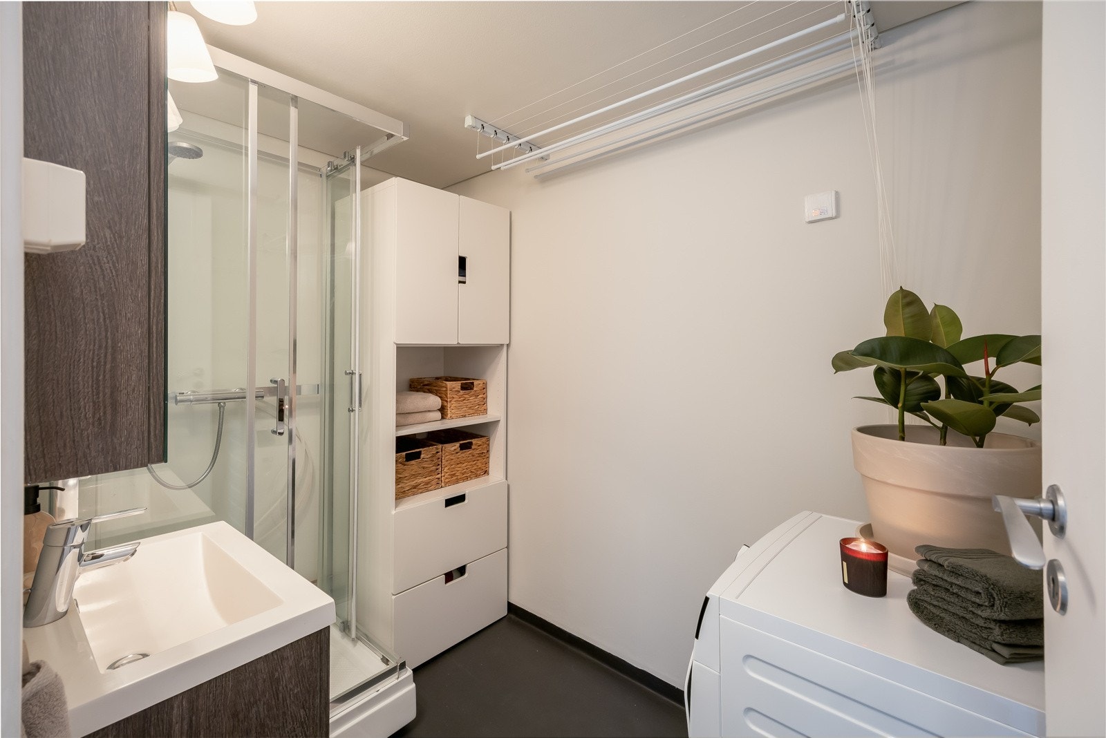 Lyst baderom med vinylbelegg på gulv, malt himling og malte plater på vegg. Det er foretatt rørfornying i regi av borettslaget. Galleribilde