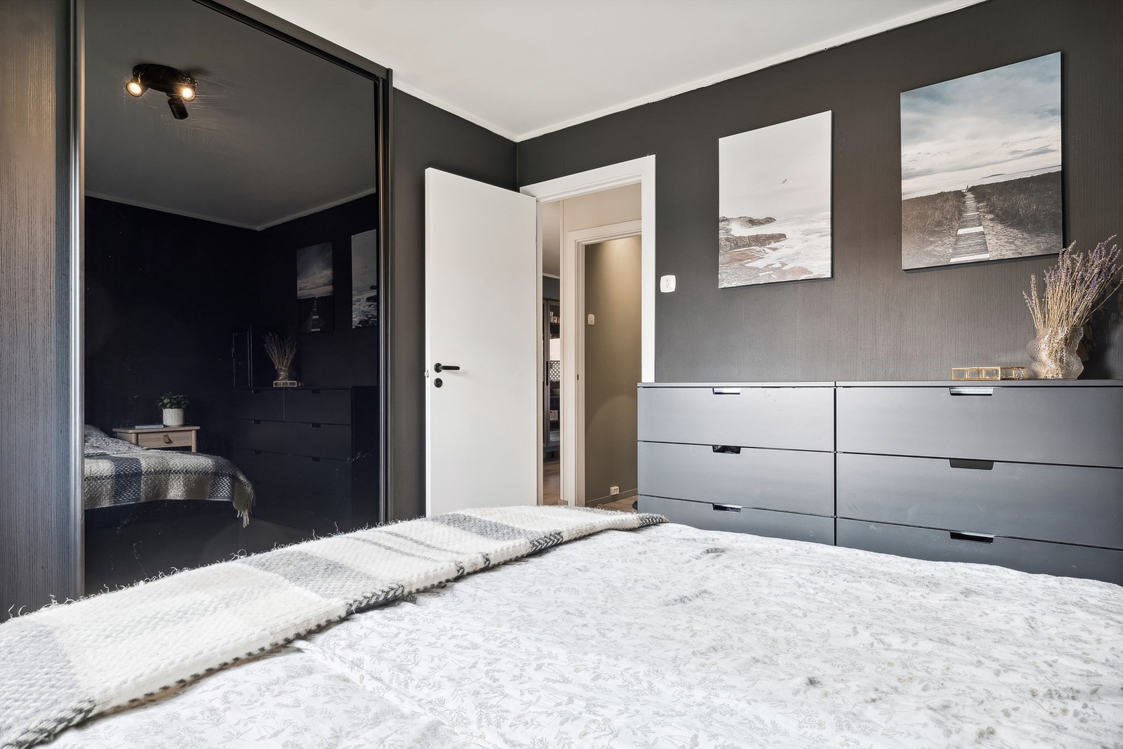 Hovedsoverommet har skyvedørsgarderobe Galleribilde