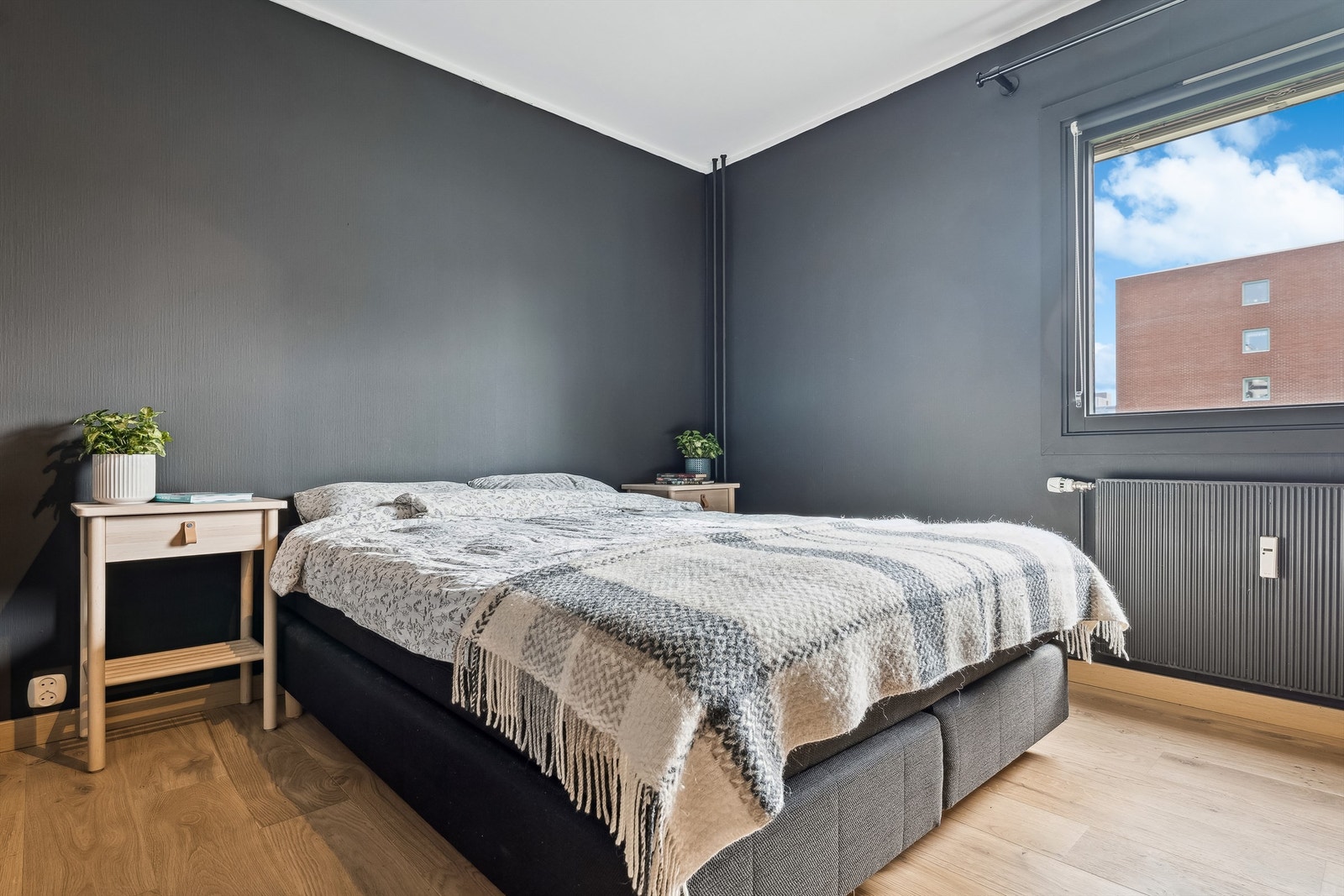 Leiligheten har 3 soverom av god størrelse, her fra hovedsoverommet Galleribilde