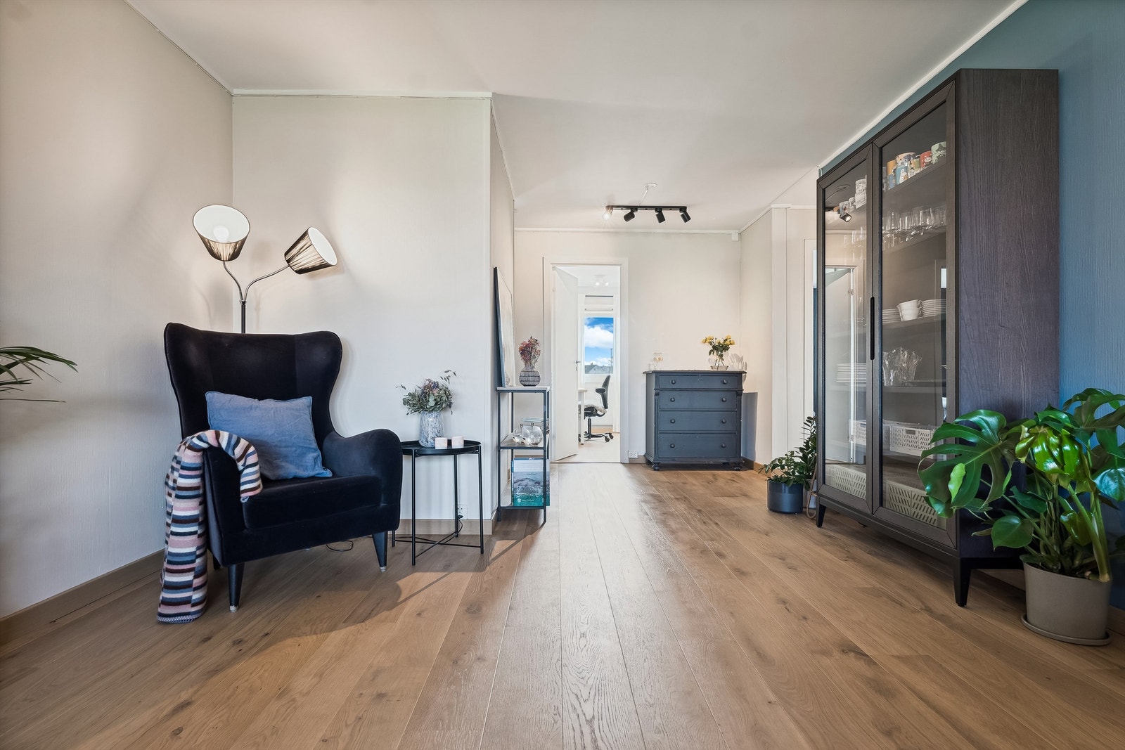 God plass til møbler og oppbevaring Galleribilde