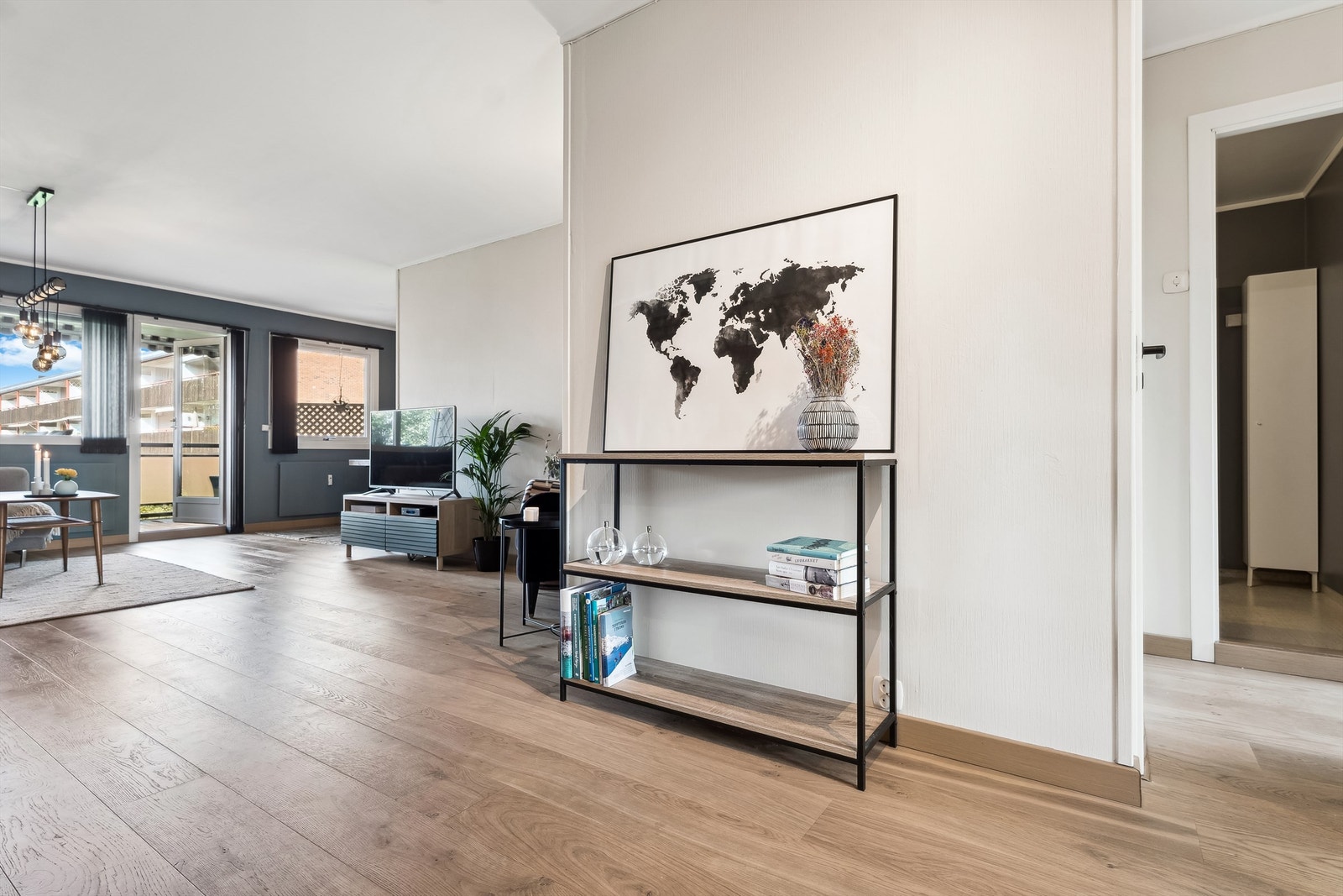 Stuen med glimt av badet i bakkant Galleribilde
