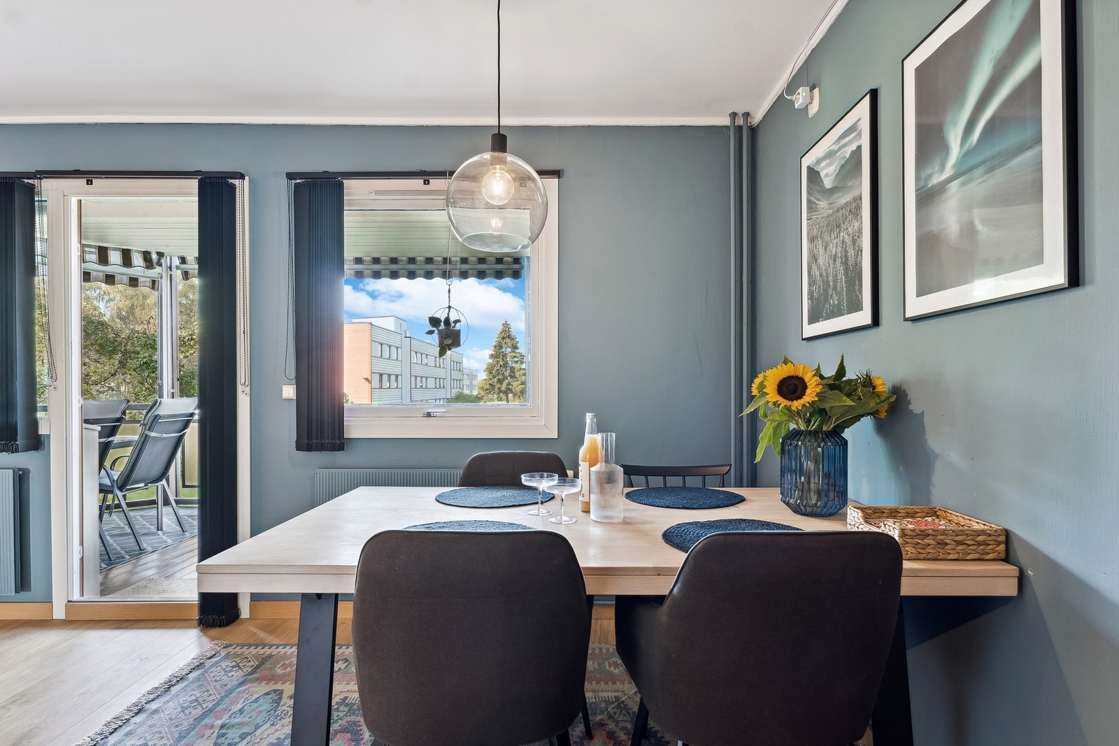 Fint utsyn mot fellesområde fra stuen Galleribilde