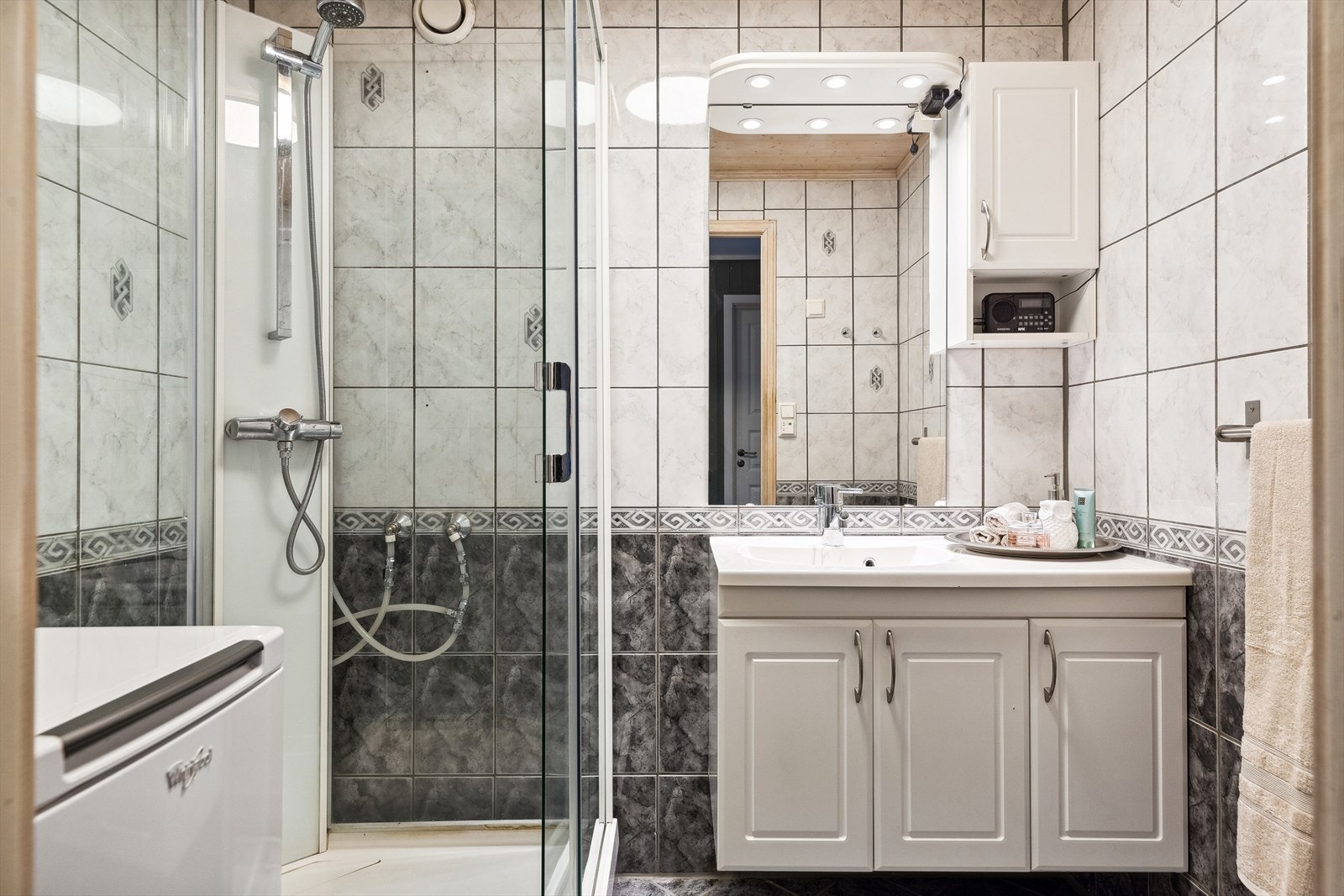 Et helfliset bad er utstyrt med gulvvarme, dusjkabinett og opplegg for vaskemaskin. Galleribilde