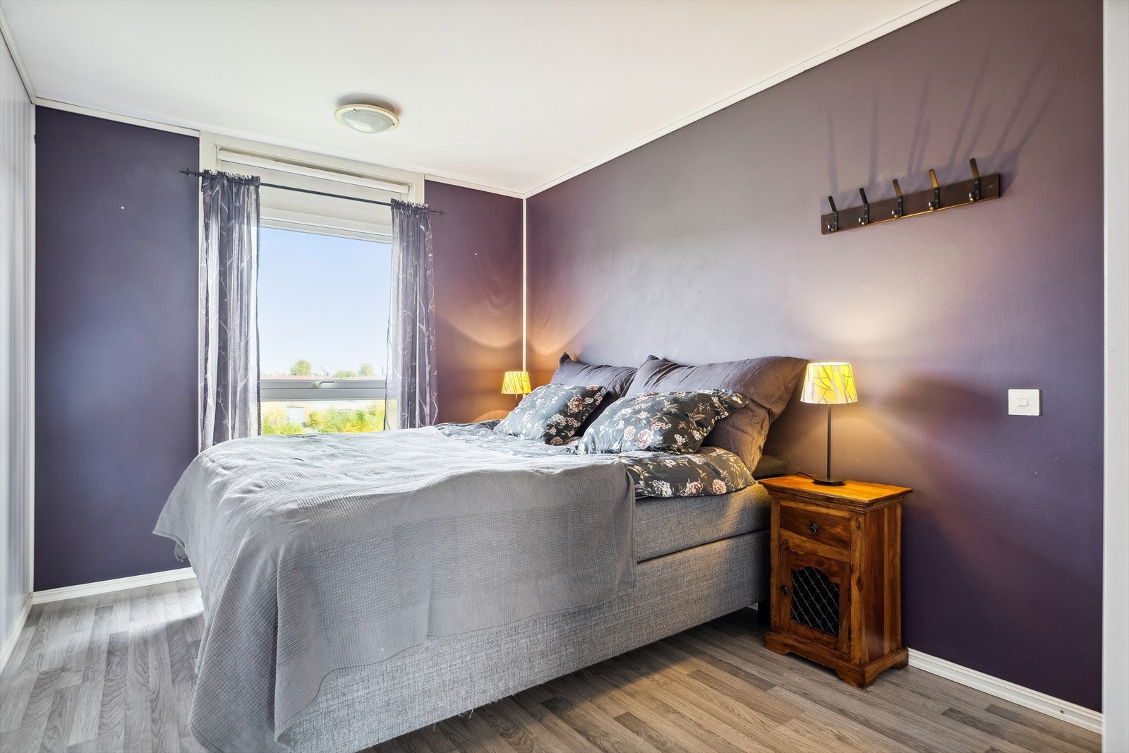 Leiligheten har tre soverom, fordelt med ett i overetasjen og to på det nederste planet. Galleribilde