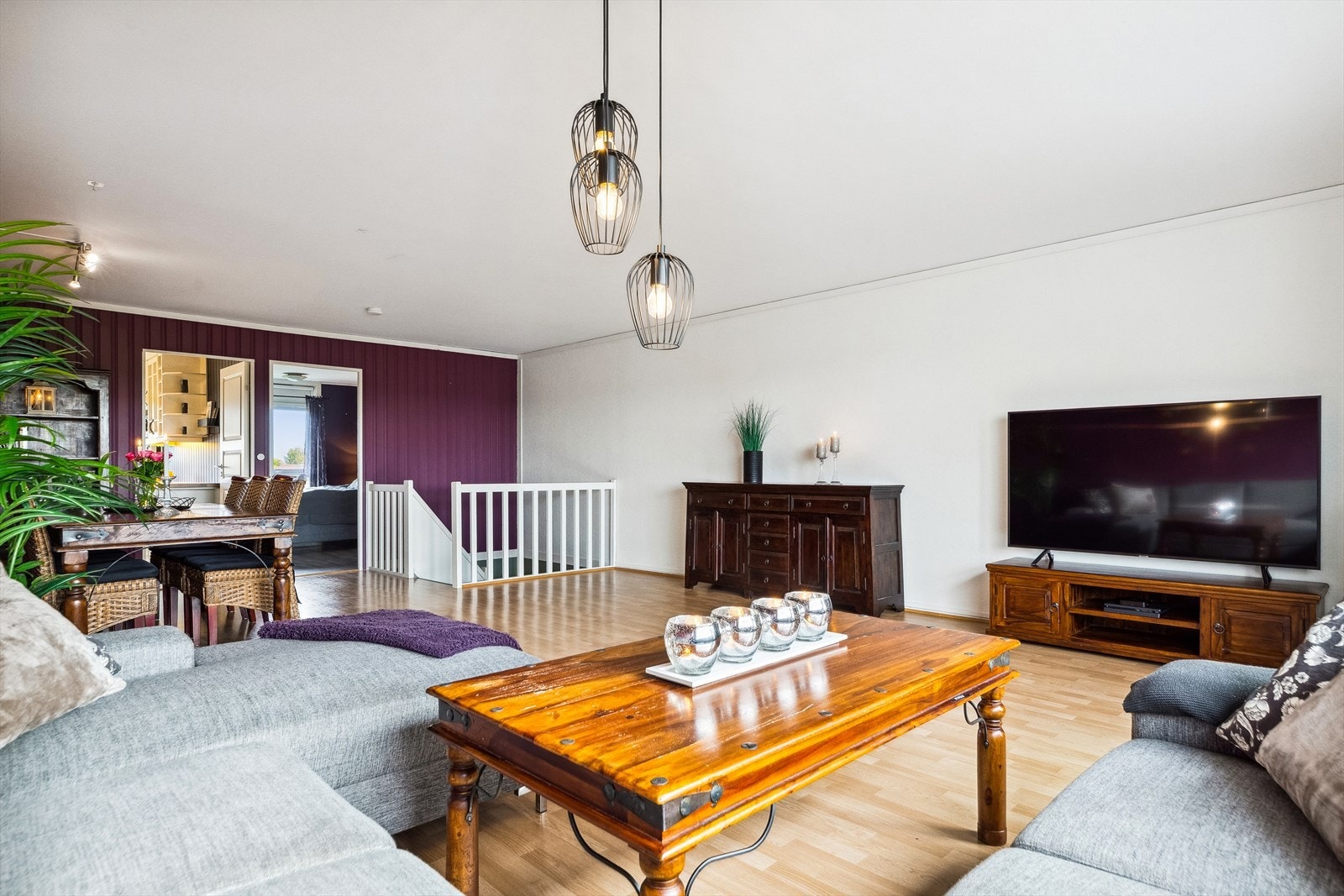 Stuen har godt lysinnslipp og er naturlig inndelt i ulike brukssoner. Galleribilde