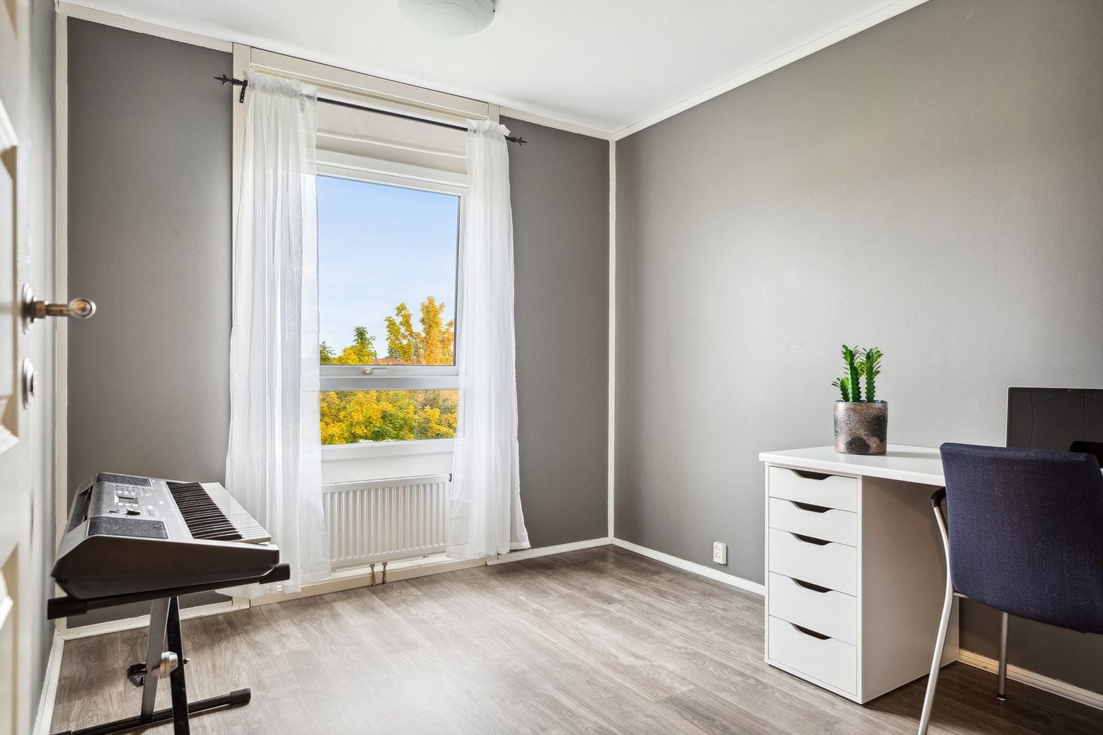 Tre soverom gir gode valgmuligheter, og det ene rommet nede benyttes i dag som kontor. Galleribilde