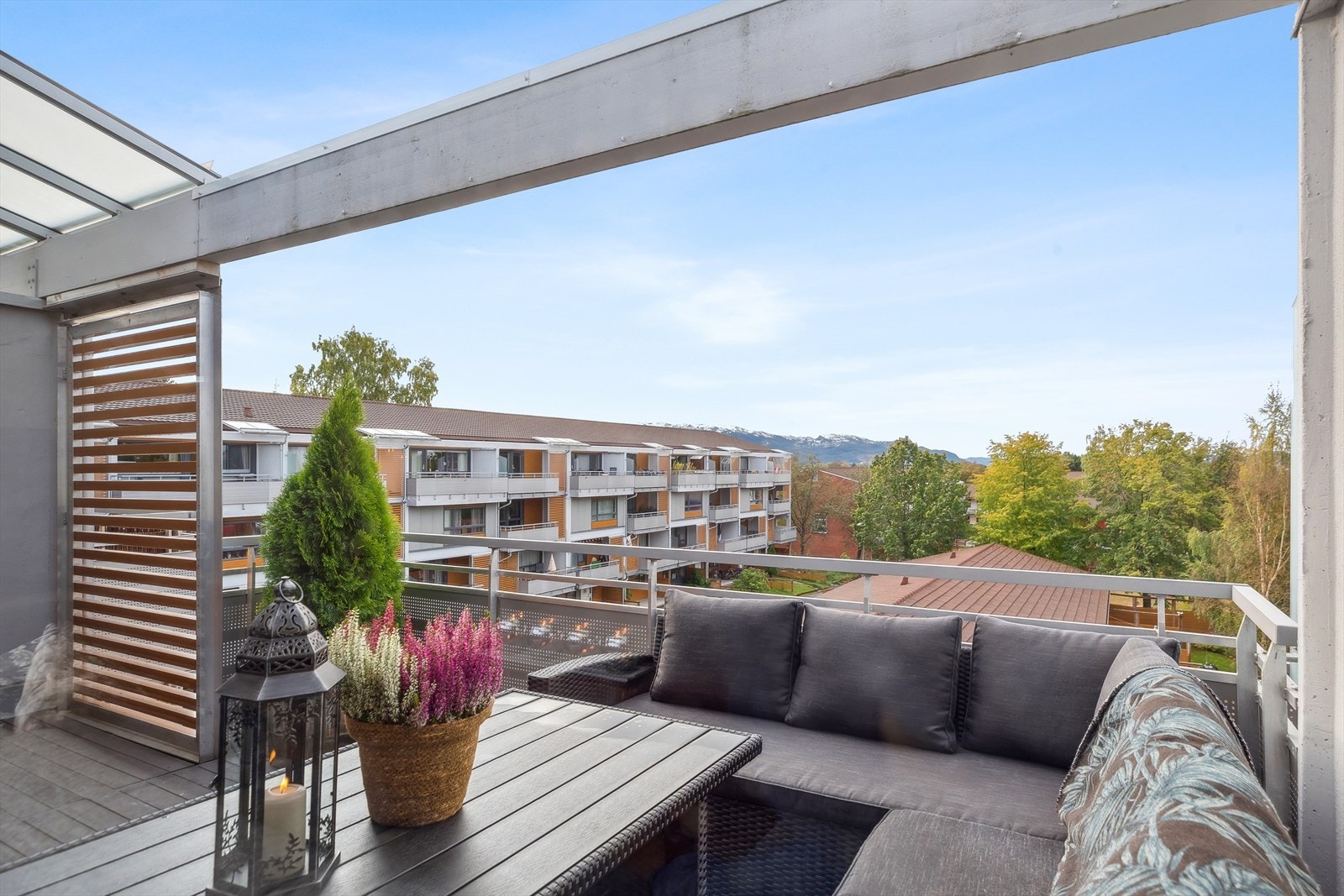 Balkongen innbyr til både stille stunder og lange, sosiale kvelder. Toppen av Vassfjellet sees i horisonten. Galleribilde