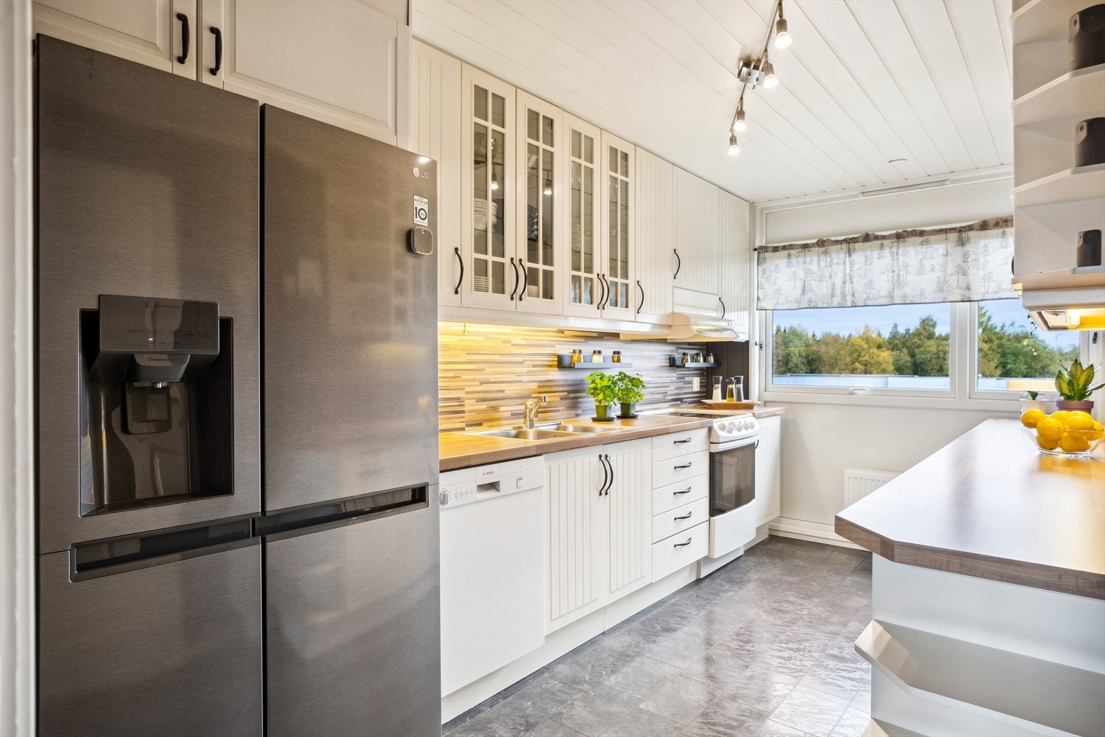 På kjøkkenet medfølger komfyr, oppvaskmaskin og kjøleskap handelen. Galleribilde