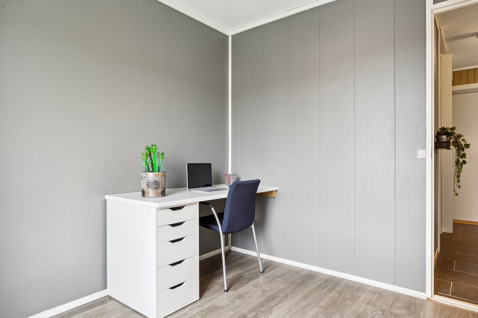 Soverommet oppe måler ca. 11,7 kvm, mens rommene nede har arealer på henholdsvis ca. 7,5 og 8 kvm. Galleribilde