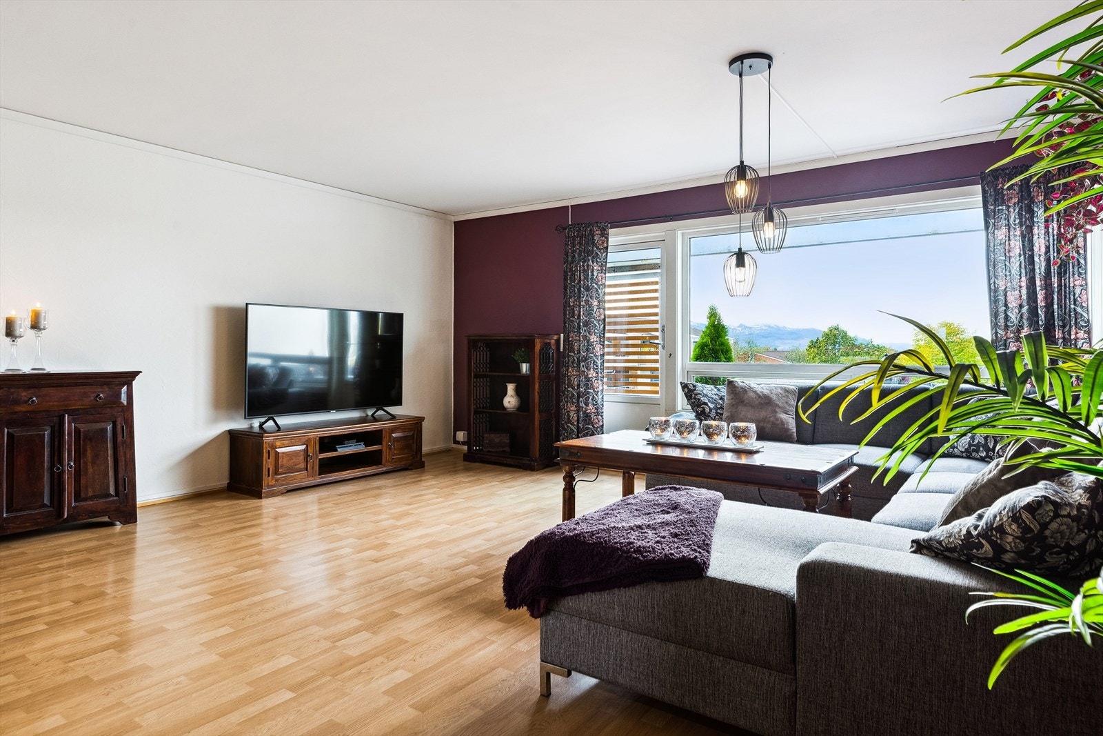 Stuen er et romslig oppholdsrom som innbyr til hygge fra tidlig morgen til sent på kveld. Galleribilde