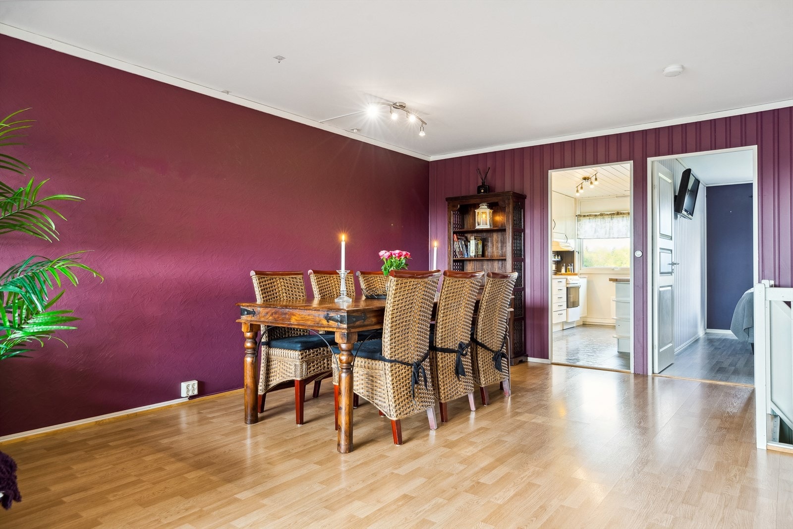 Utenfor kjøkkenet samles venner og familie for hyggelige måltider rundt et langbord. Galleribilde