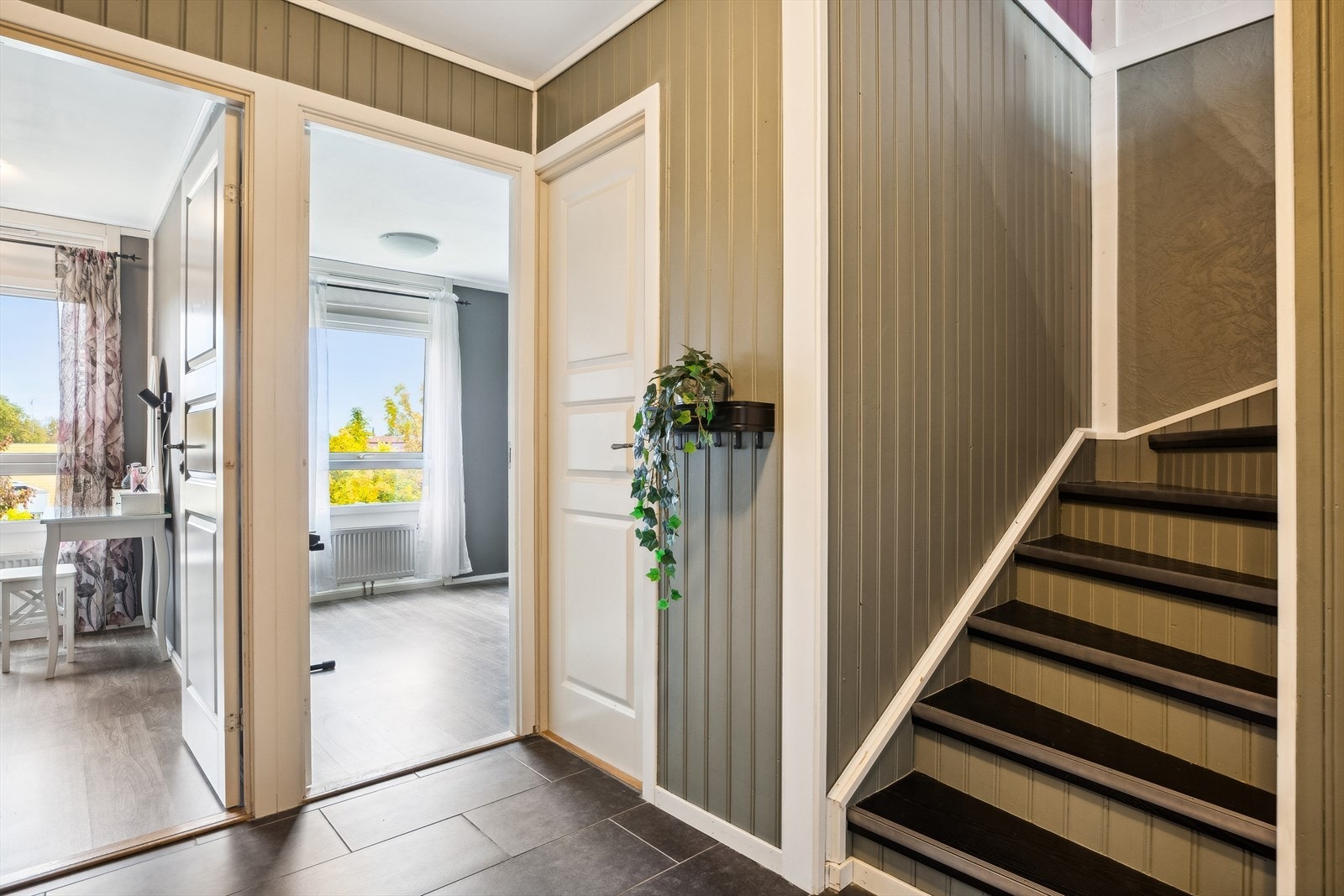 Man ønskes velkommen av en gang med flislagt gulv og dørtelefon ved inngangsdøren. Galleribilde