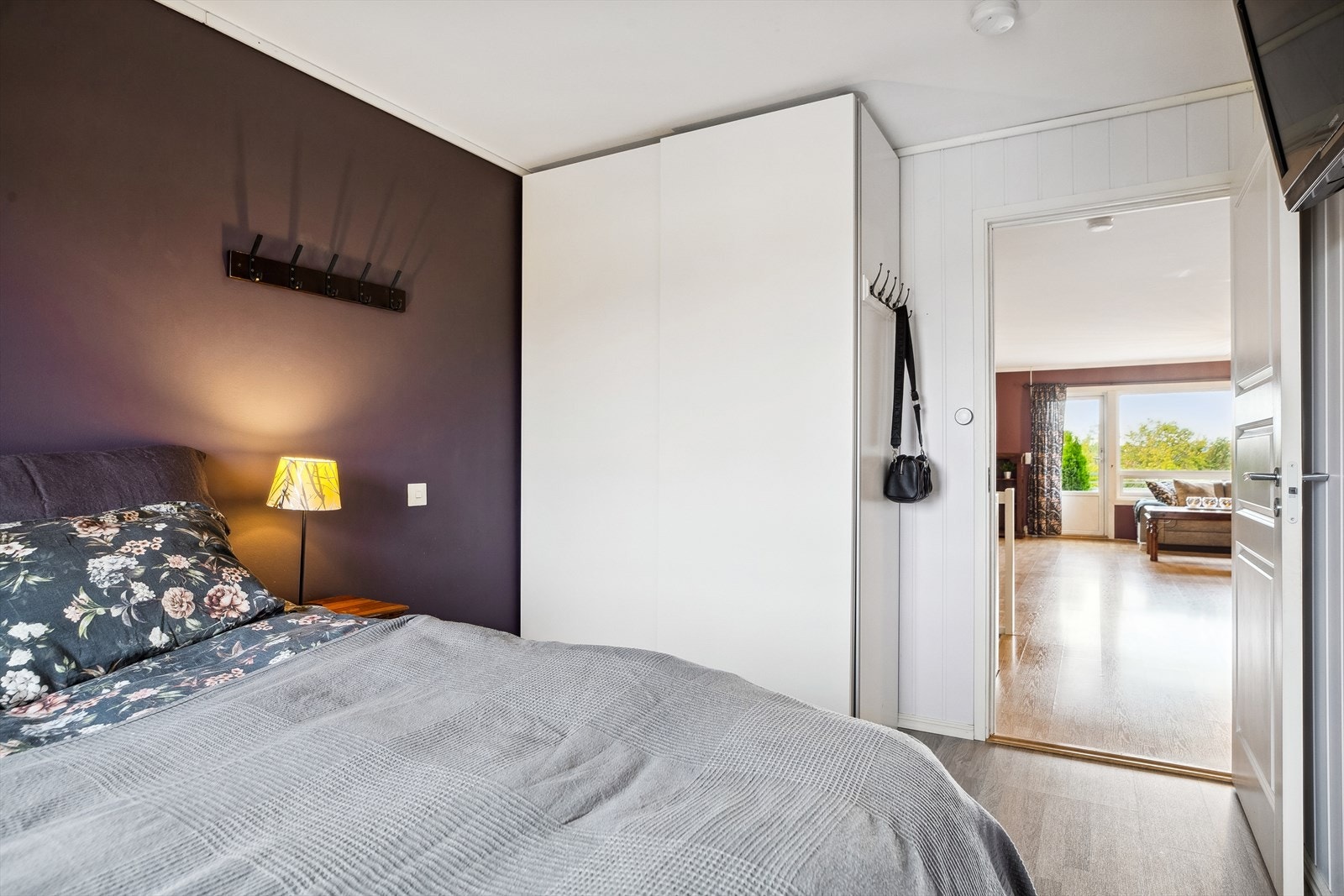 På hovedsoverommet oppe ryddes klærne enkelt bort i en skyvedørsgarderobe. Galleribilde
