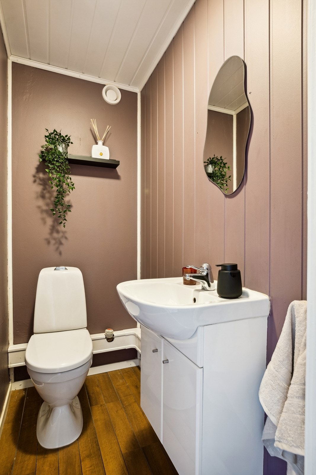 Vegg i vegg med badet har leiligheten et separat wc-rom - pusset opp i 2015. Galleribilde