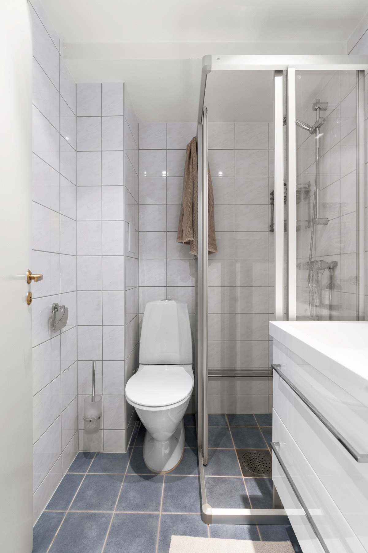 Badet er helfliset, har varmekabler i gulv og downligths i himling. Galleribilde