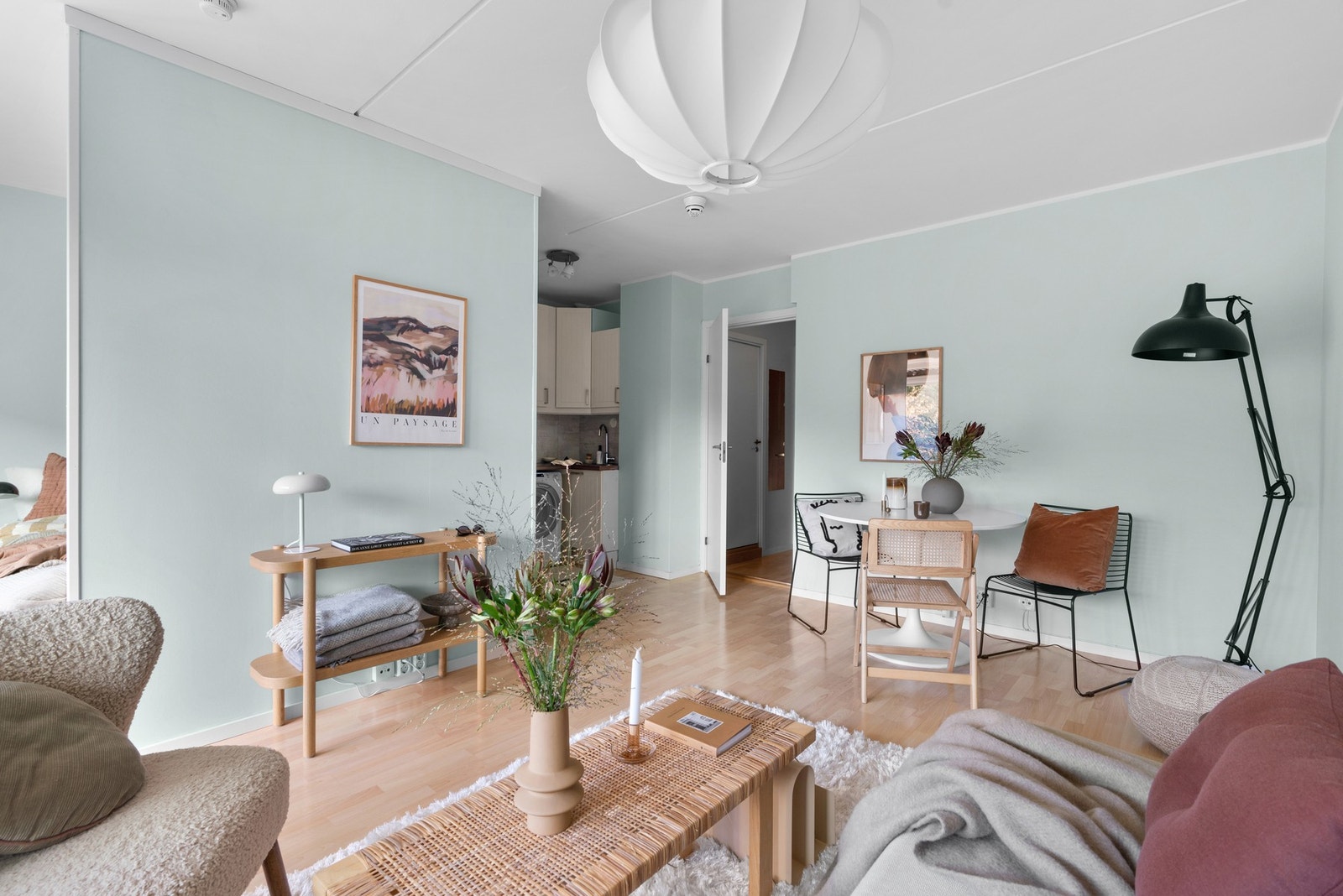 Det er plass til å innrede med både sofa- og spisegruppe. Galleribilde