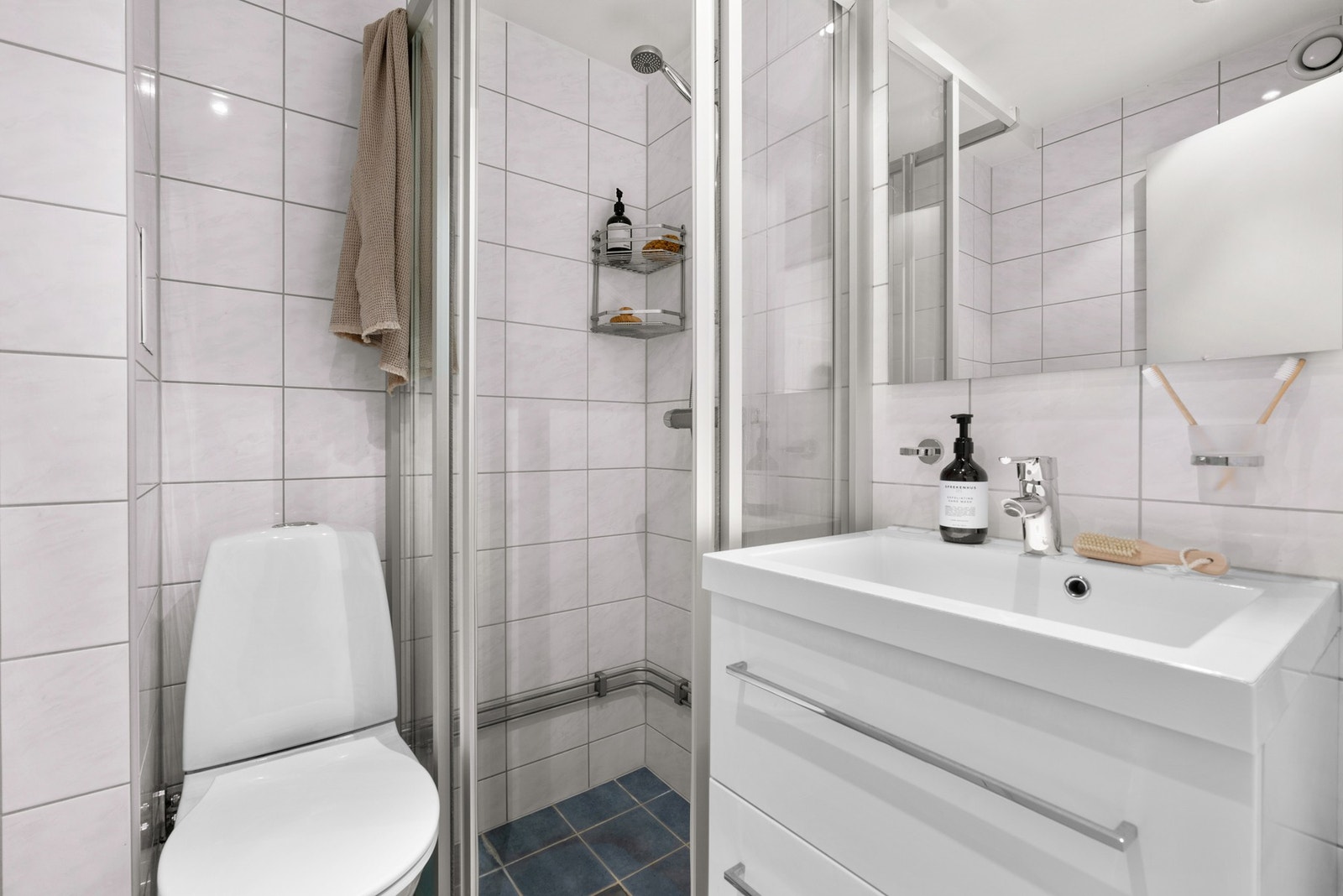 Badet ble totaloppusset i forbindelse med våtromsprosjektet i borettslaget i perioden 2008-2012. Dette badet skal ha blitt ferdigstilt i 2011. Galleribilde