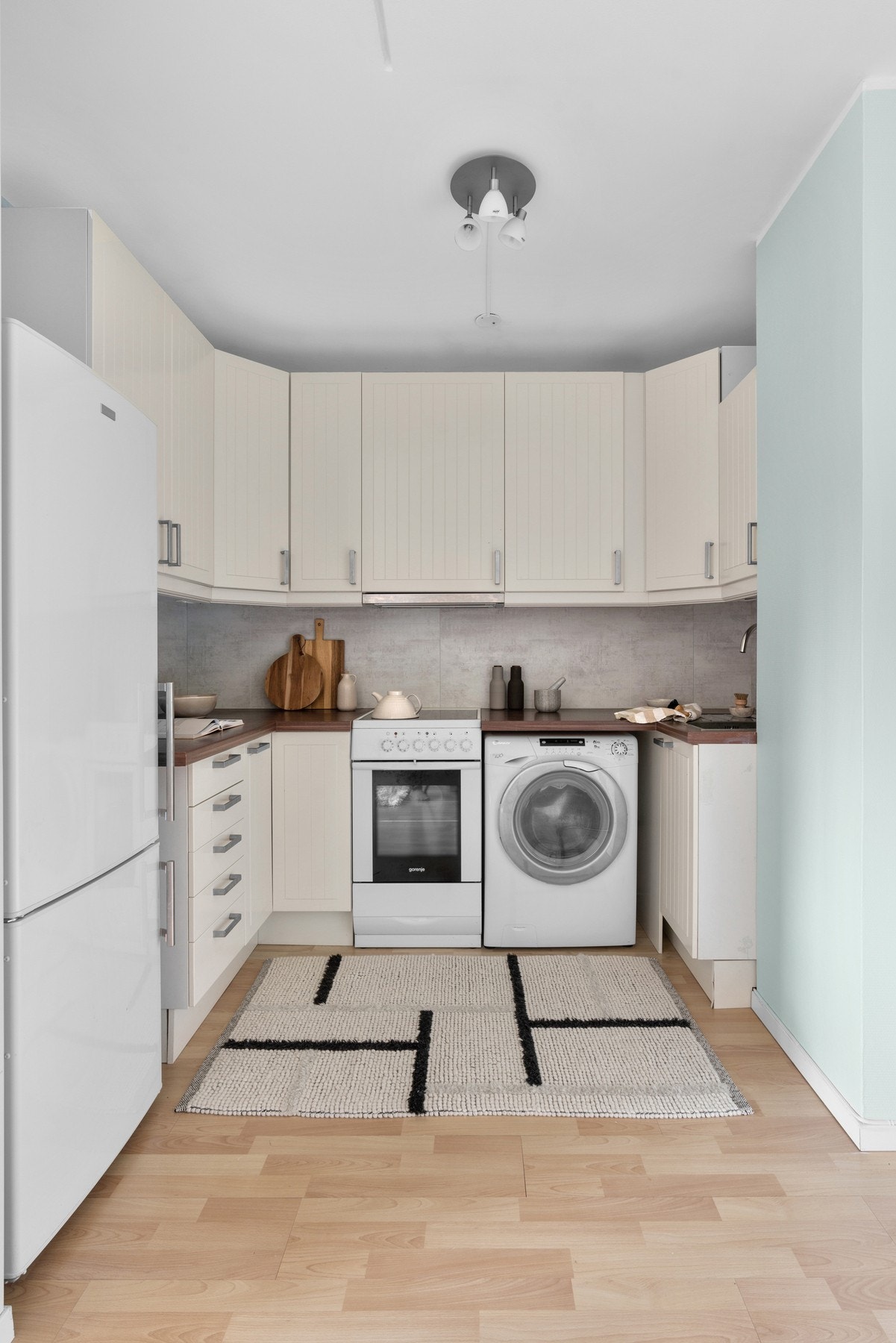 Kjøkkenet har en tidløs, hvit innredning fra IKEA og løsningen gir godt med oppbevaringsplass og arbeidsflater. Galleribilde